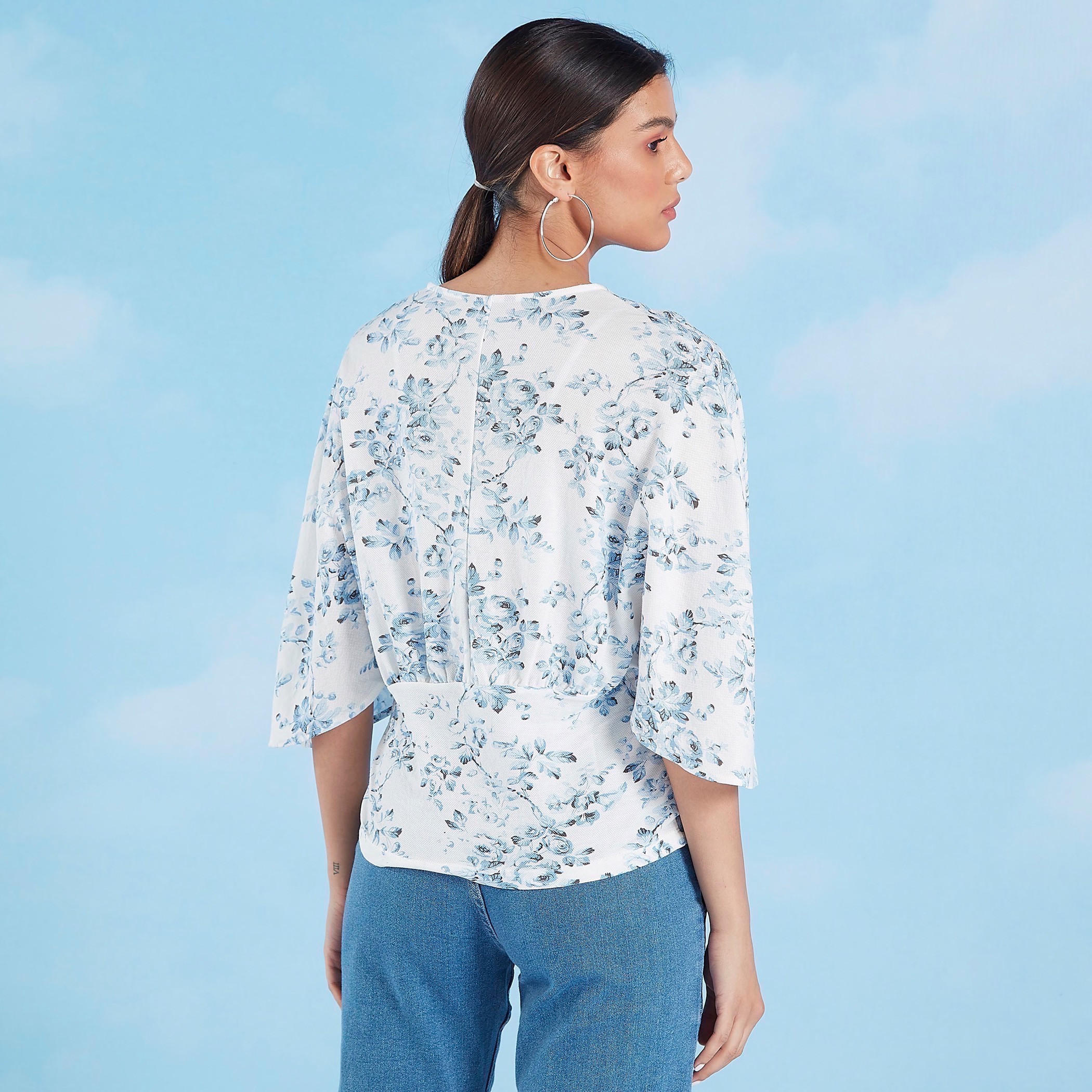 بلوزة بياقة V وأكمام واسعة وطبعات-women-clothing-shirtsandblouses-blouses-image-5