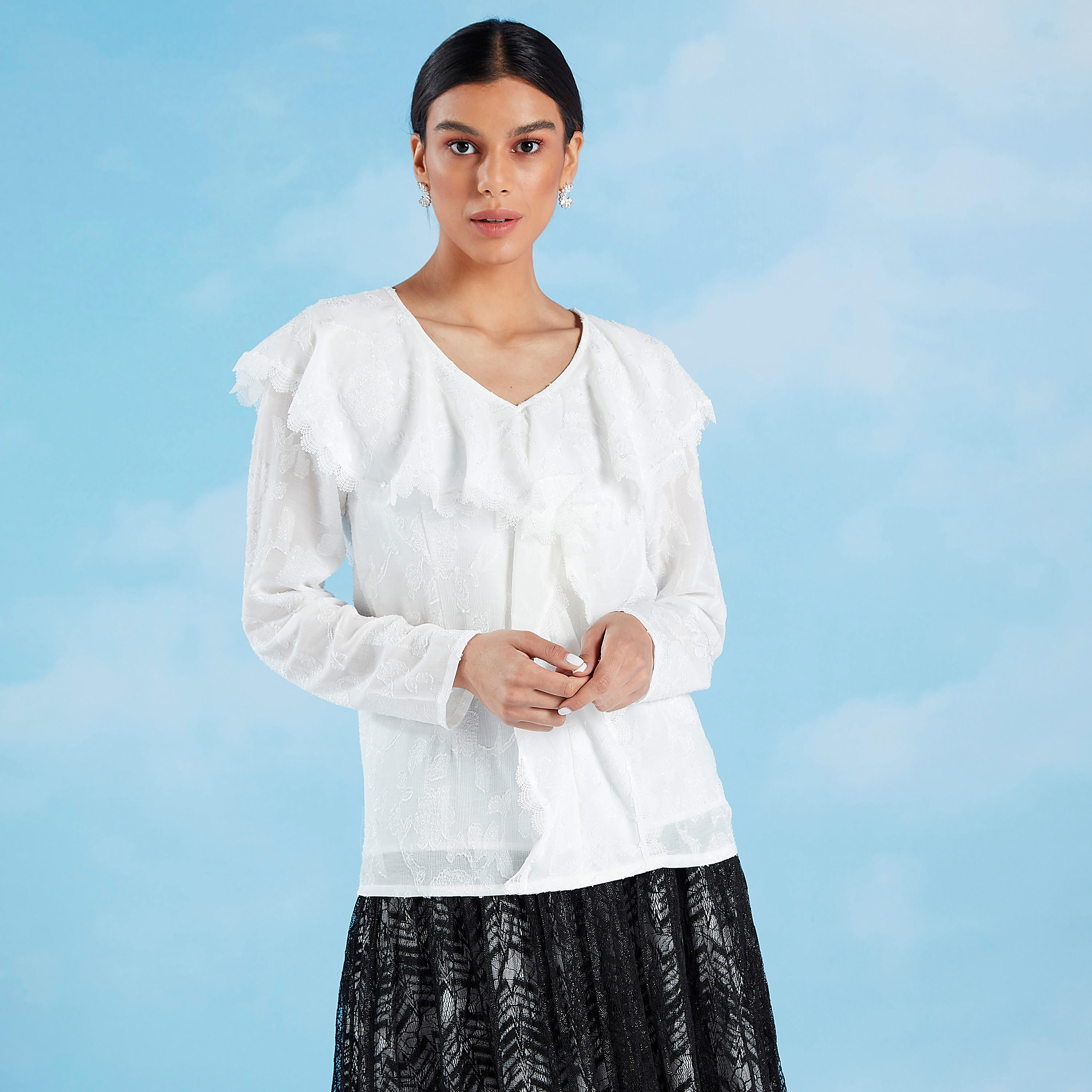 بلوزة بدانتيل بياقة V وأكمام طويلة-women-clothing-shirtsandblouses-blouses-image-1