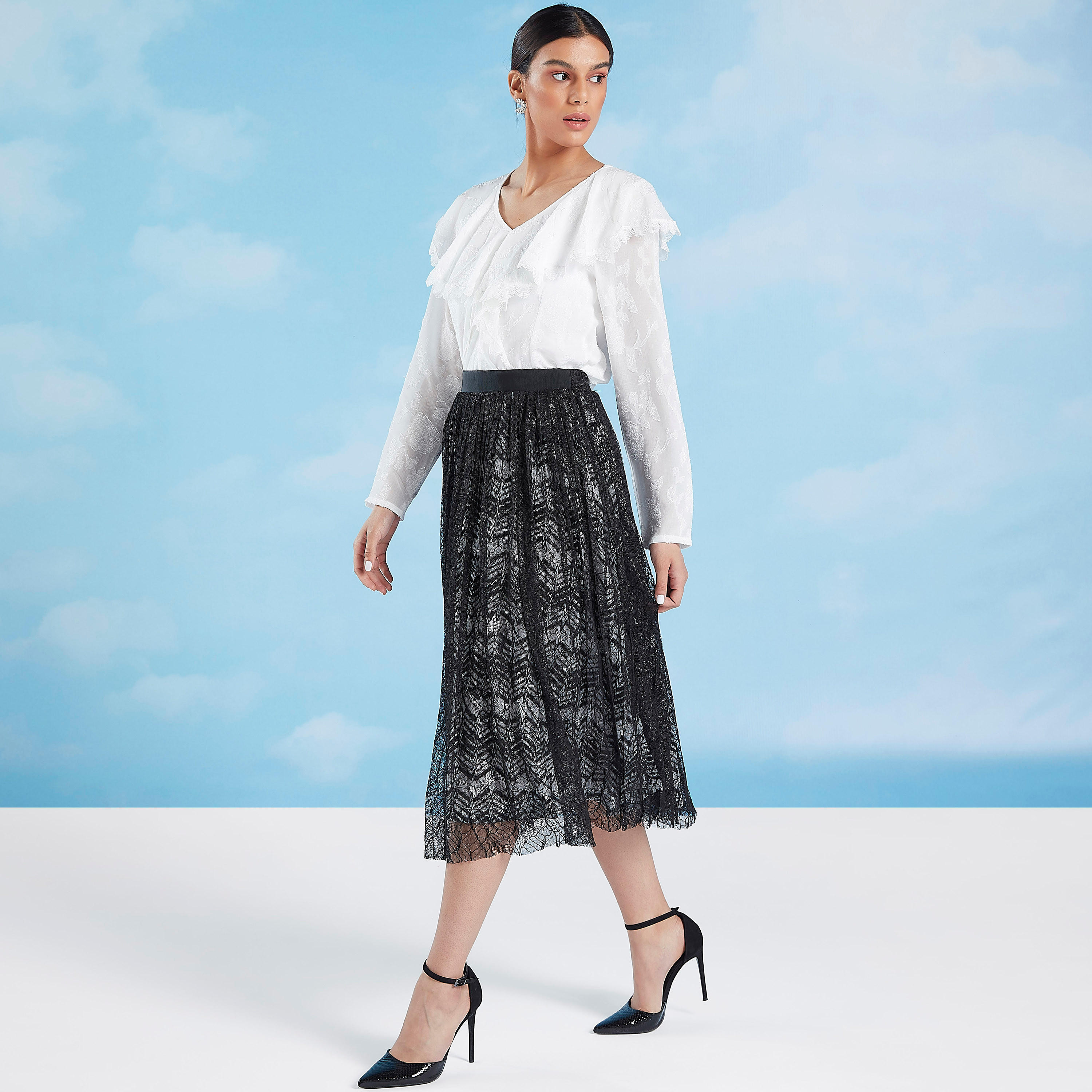 بلوزة بدانتيل بياقة V وأكمام طويلة-women-clothing-shirtsandblouses-blouses-image-2
