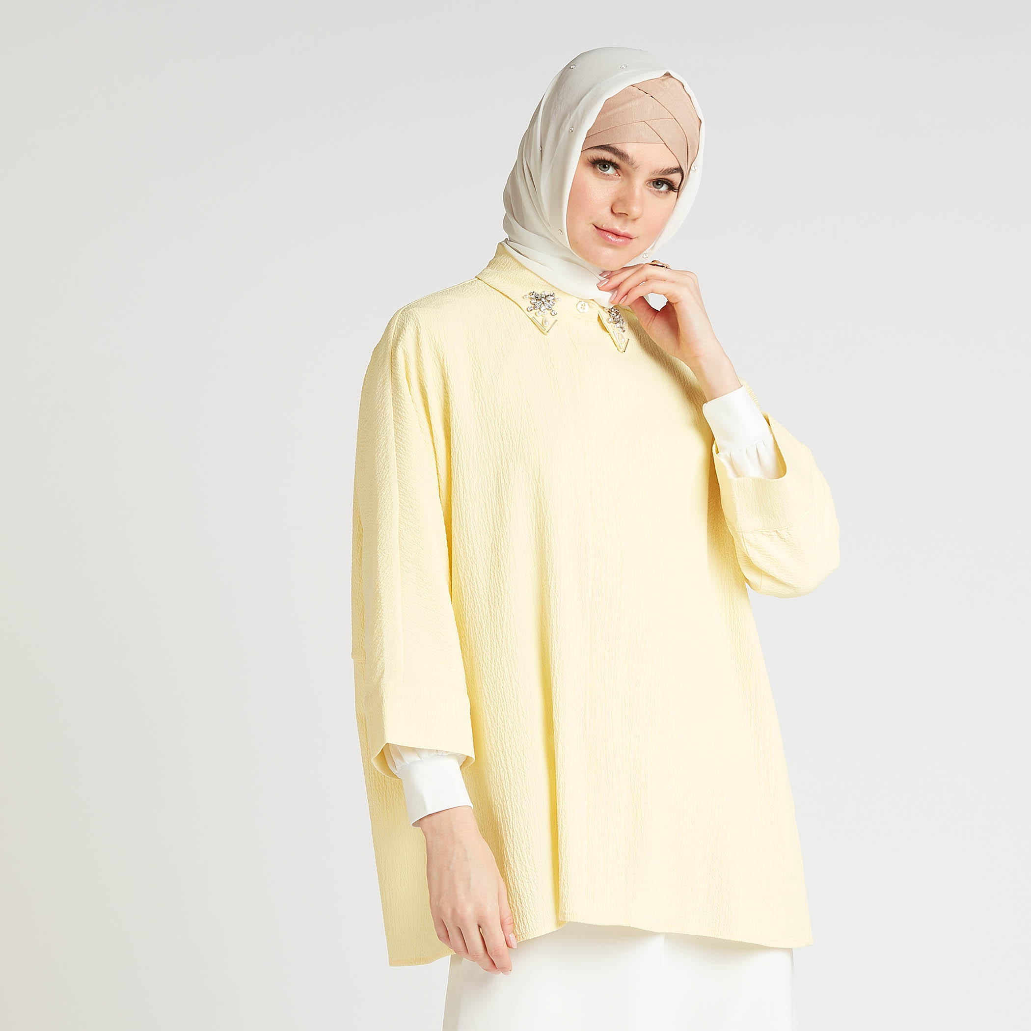 قميص بارز الملمس بأكمام طويلة وياقة عاديّة مزينة-women-clothing-shirtsandblouses-shirts-image-1