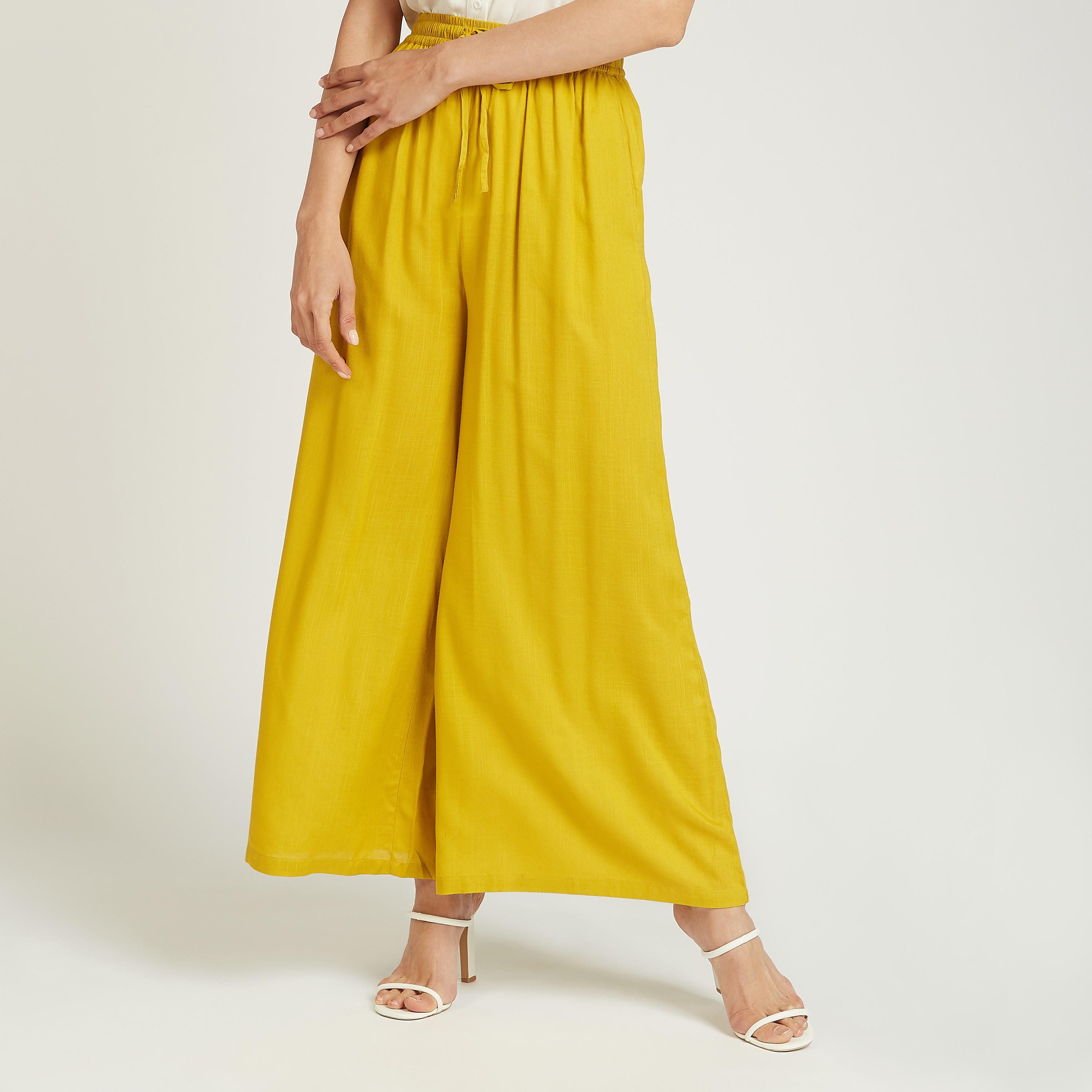 بنطلون بلازو سادة بقصة واسعة بخصر متوسط وجيوب-women-clothing-bottoms-trousers-image-1
