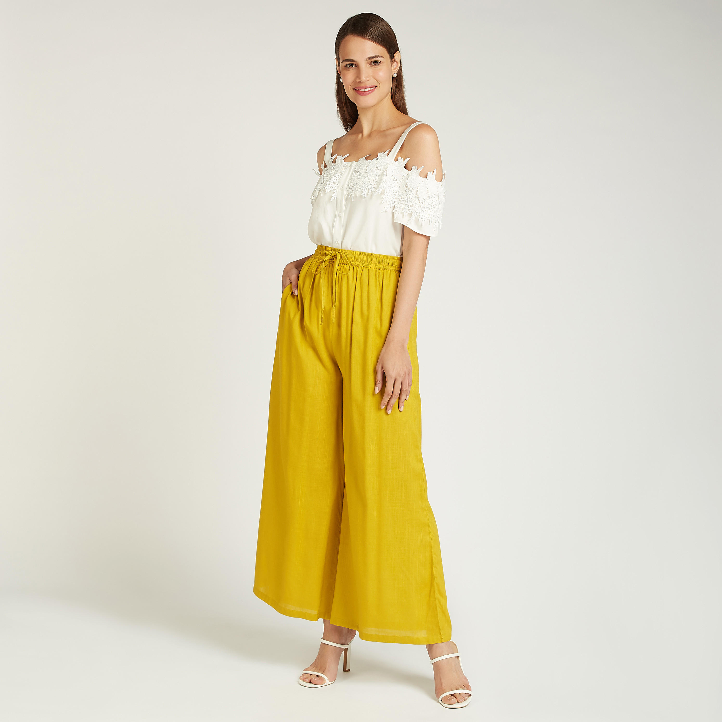 بنطلون بلازو سادة بقصة واسعة بخصر متوسط وجيوب-women-clothing-bottoms-trousers-image-2
