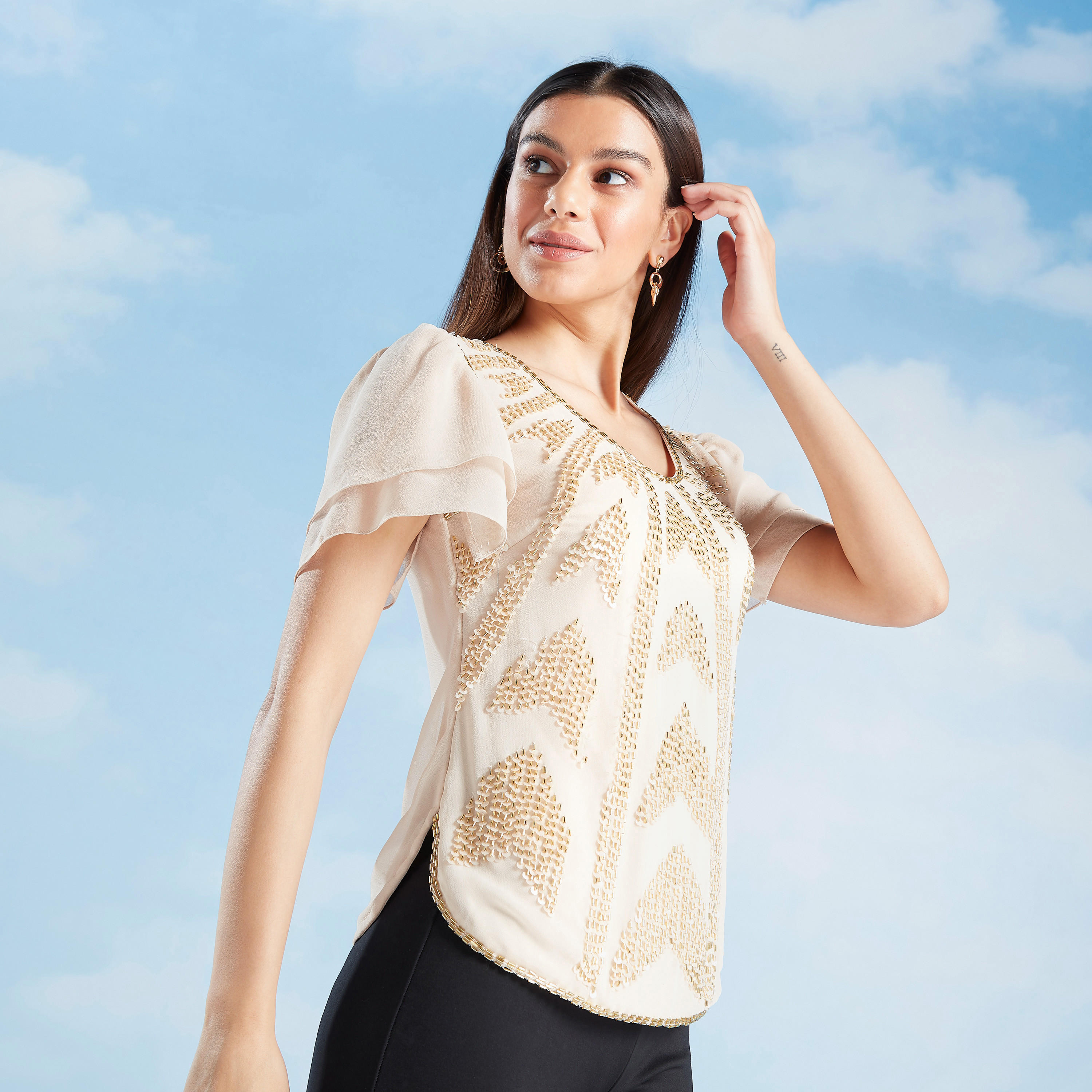 بلوزة مطرزة بياقة عميقة وأكمام واسعة-women-clothing-shirtsandblouses-blouses-image-2