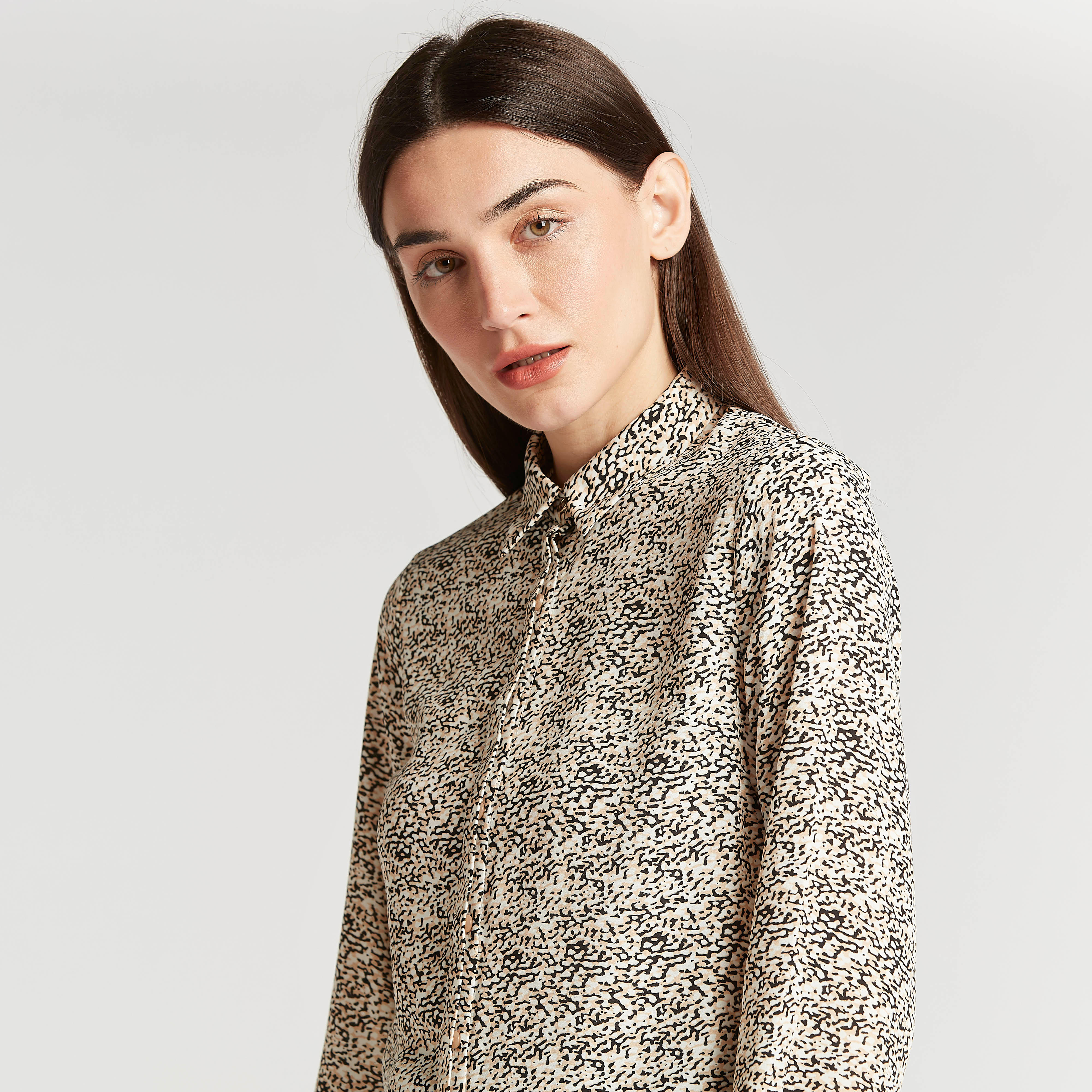 قميص بطبعات بأكمام طويلة ووصلة أزرار مخفية-women-clothing-shirtsandblouses-shirts-image-1