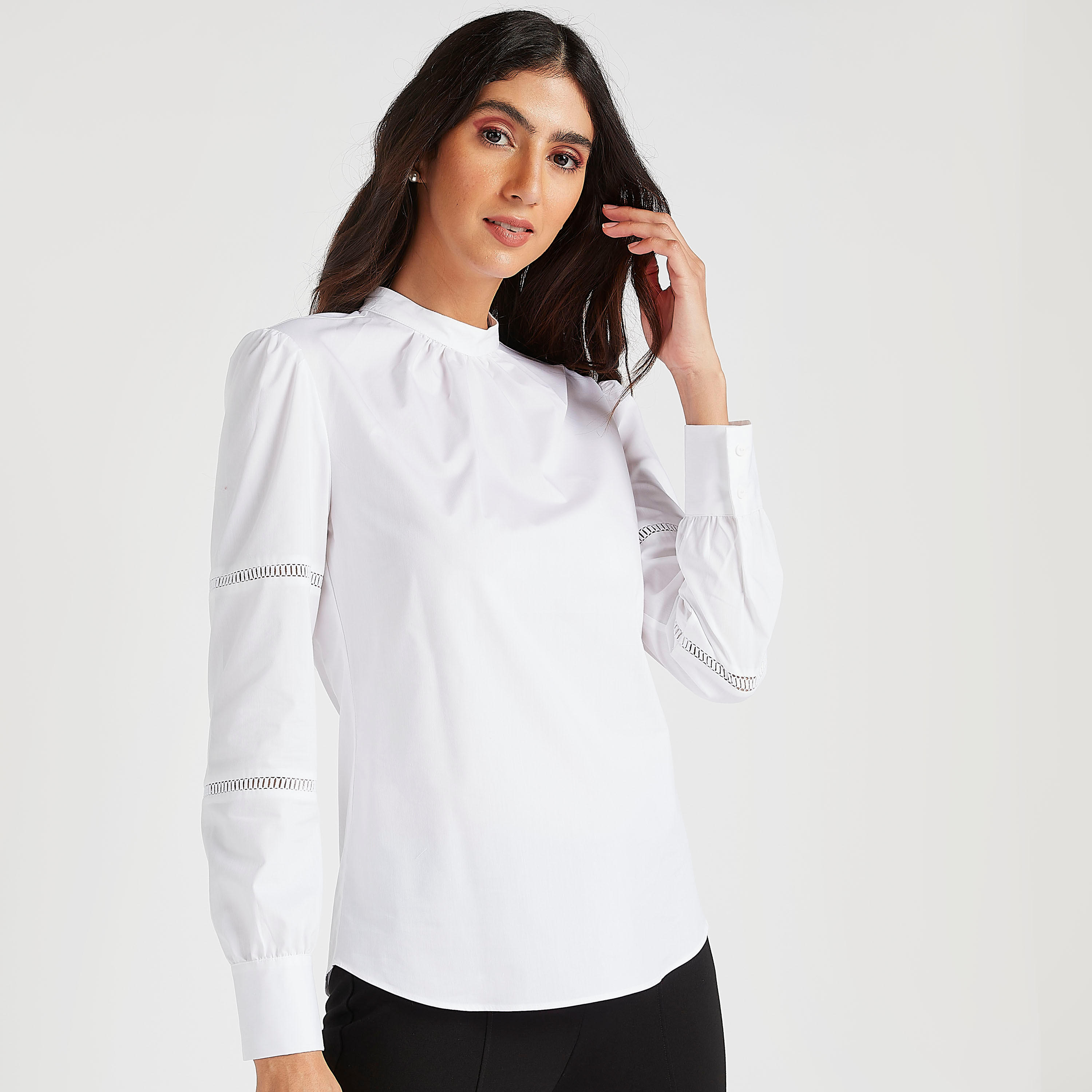 بلوزة  سادة بتفاصيل دانتيل وأكمام منفوخة وياقة عالية-women-clothing-shirtsandblouses-blouses-image-5