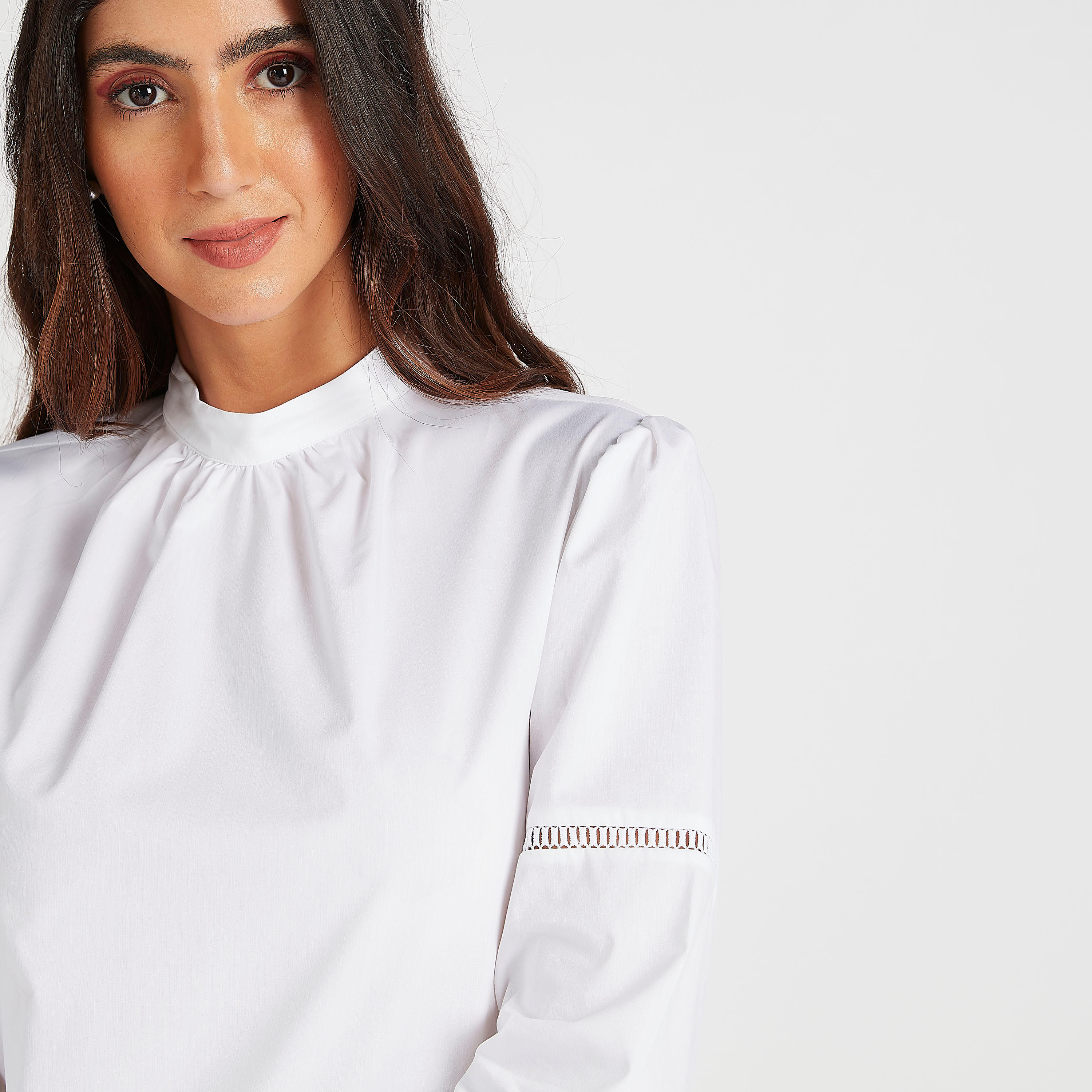 بلوزة  سادة بتفاصيل دانتيل وأكمام منفوخة وياقة عالية-women-clothing-shirtsandblouses-blouses-image-3