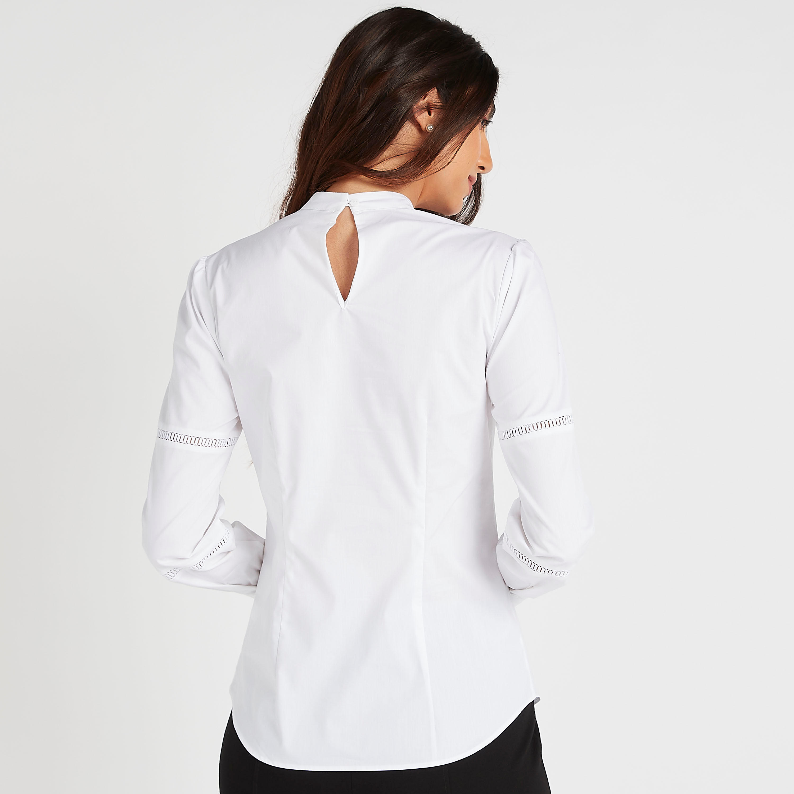 بلوزة  سادة بتفاصيل دانتيل وأكمام منفوخة وياقة عالية-women-clothing-shirtsandblouses-blouses-image-2
