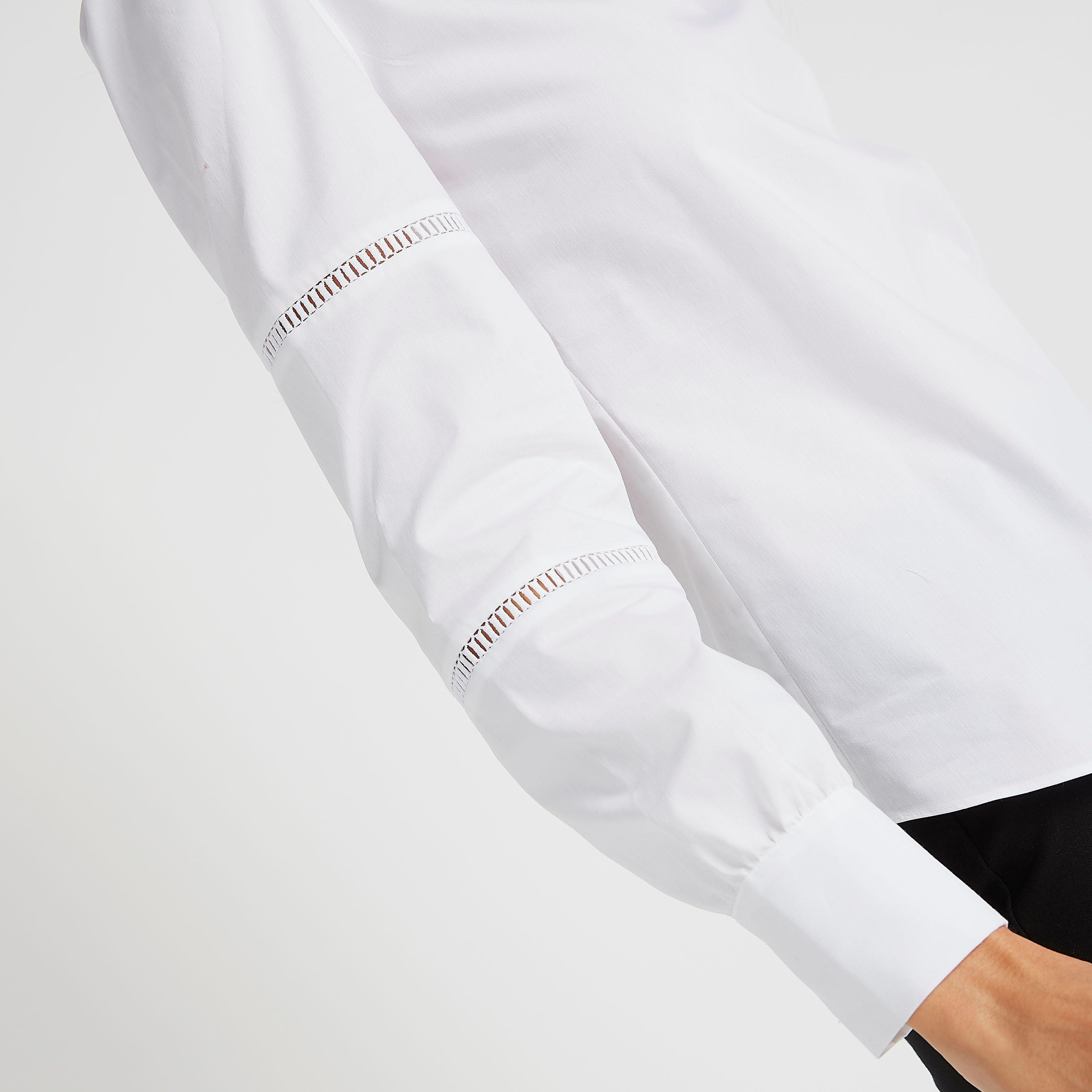 بلوزة  سادة بتفاصيل دانتيل وأكمام منفوخة وياقة عالية-women-clothing-shirtsandblouses-blouses-image-1