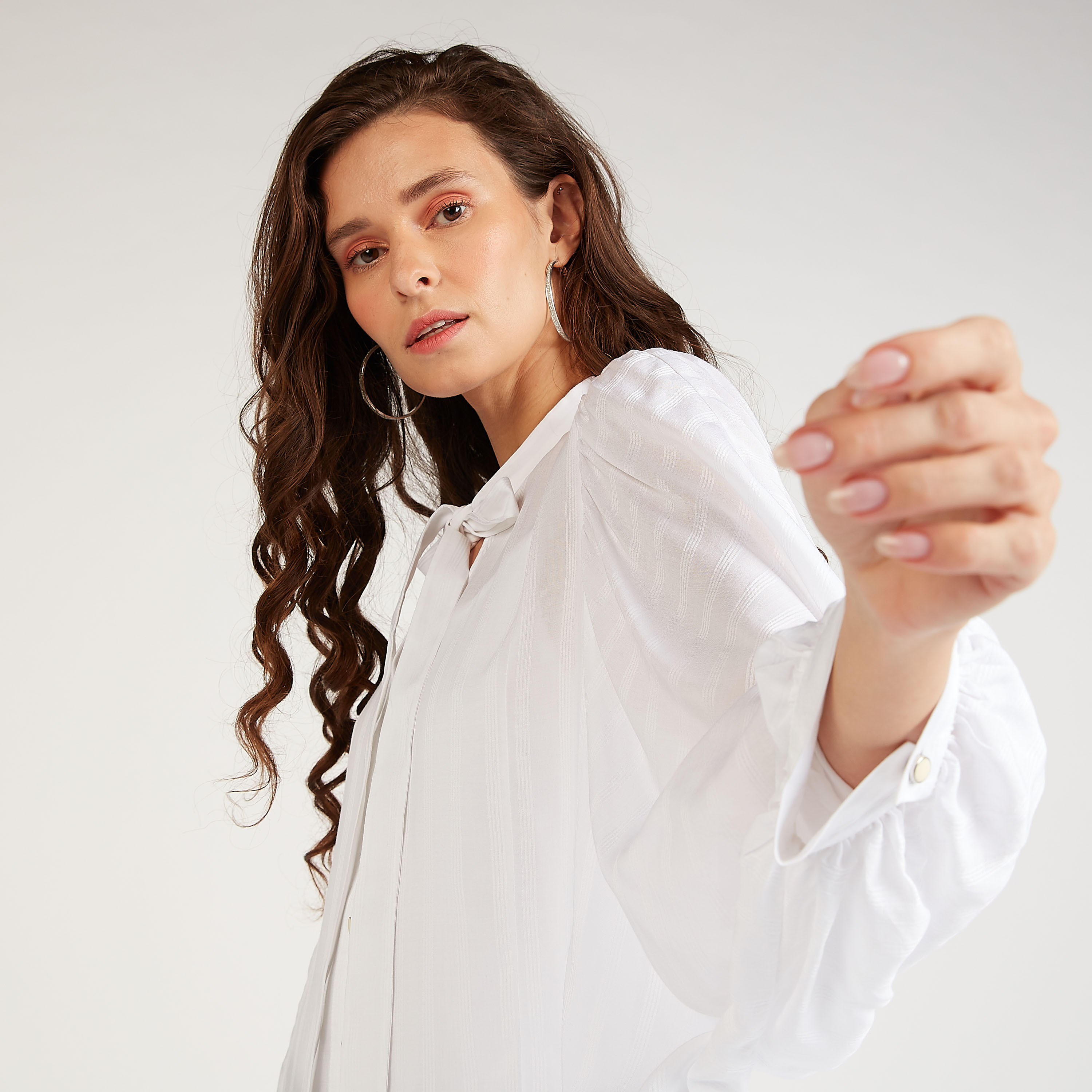 قميص مستدام مرتفع منخفض بربطة عنق وأكمام واسعة-women-clothing-shirtsandblouses-shirts-image-3
