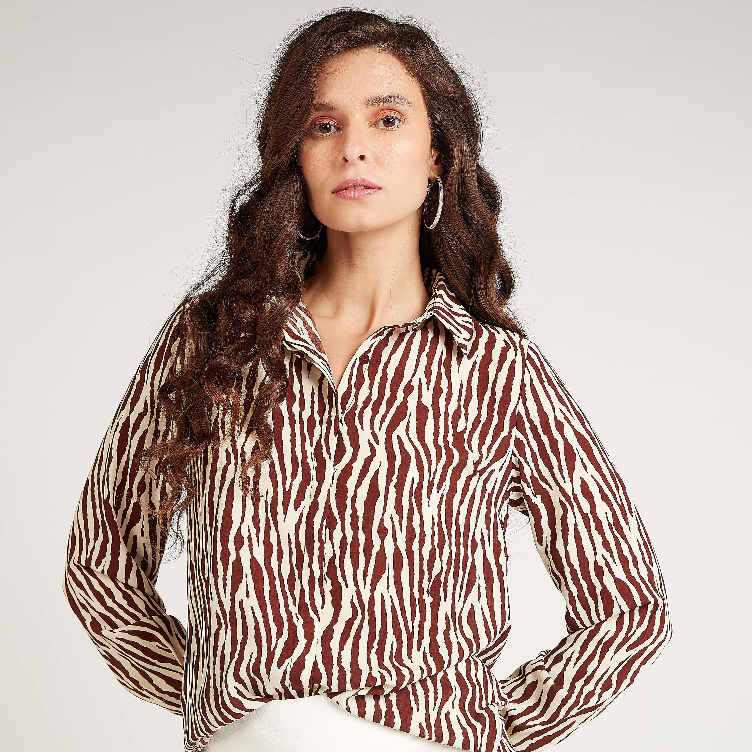 قميص بطبعات حيوانات وياقة عادية وأكمام طويلة-women-clothing-shirtsandblouses-shirts-image-5