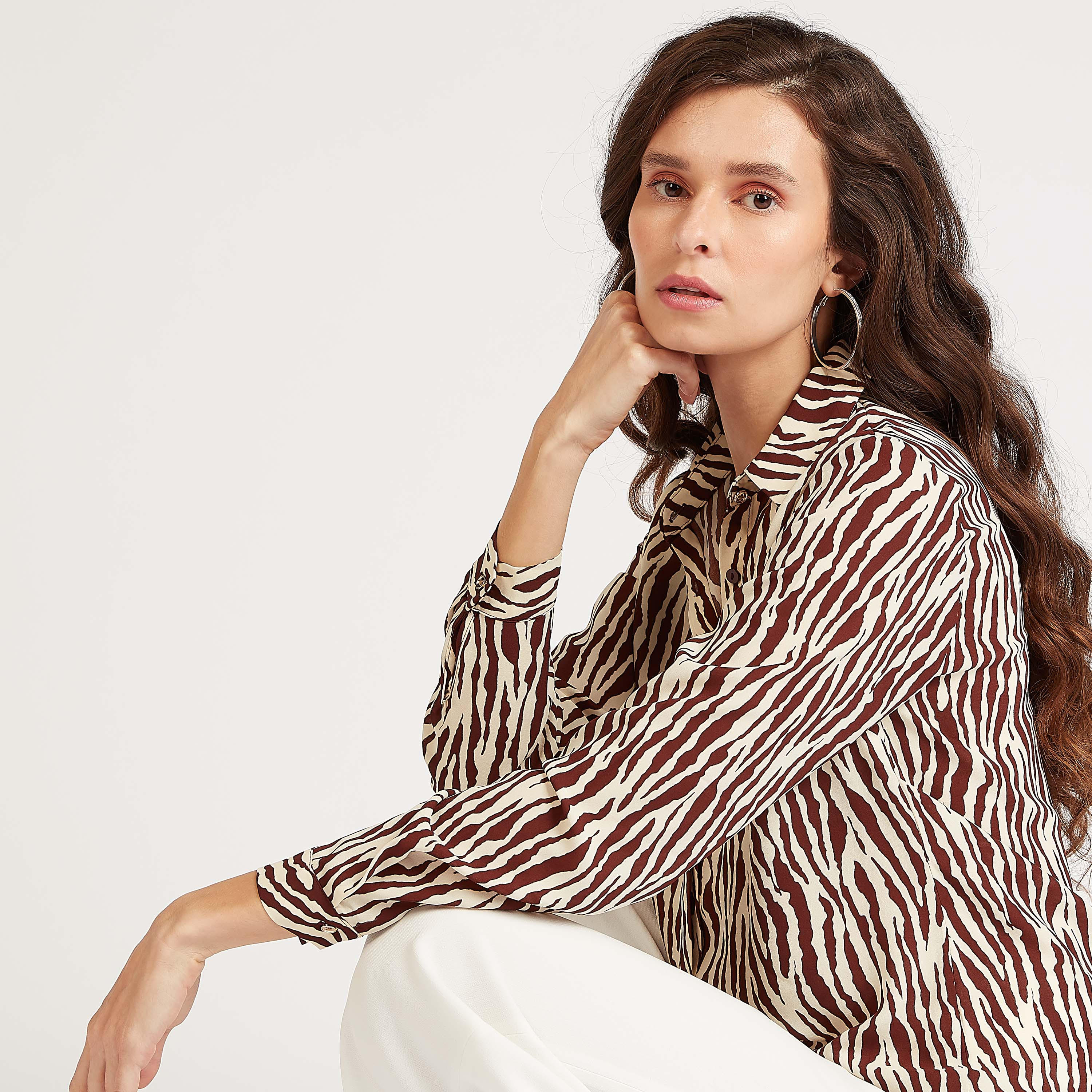 قميص بطبعات حيوانات وياقة عادية وأكمام طويلة-women-clothing-shirtsandblouses-shirts-image-6