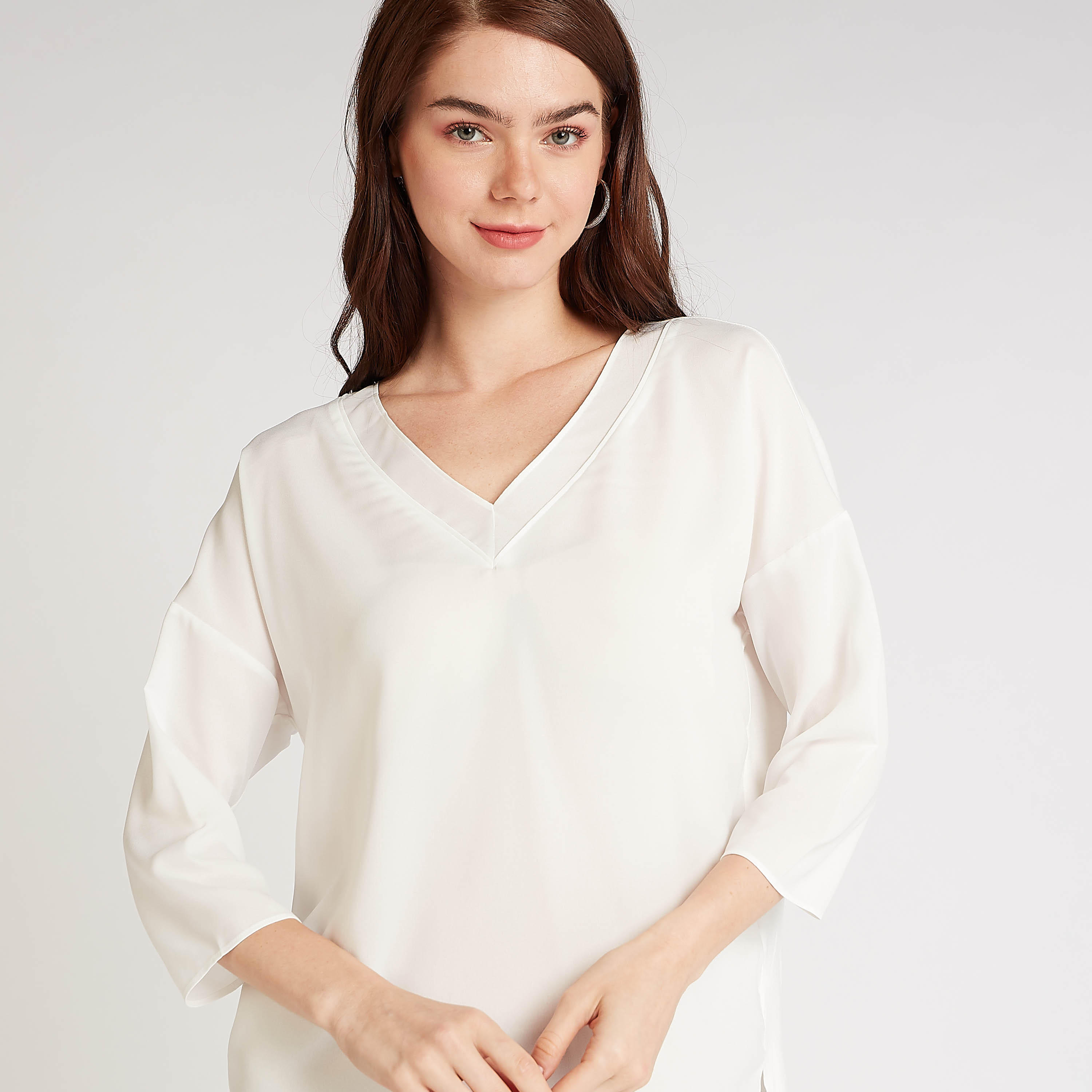 بلوزة مستدامة سادة بياقة v وأكمام 3/4-women-clothing-shirtsandblouses-blouses-image-1