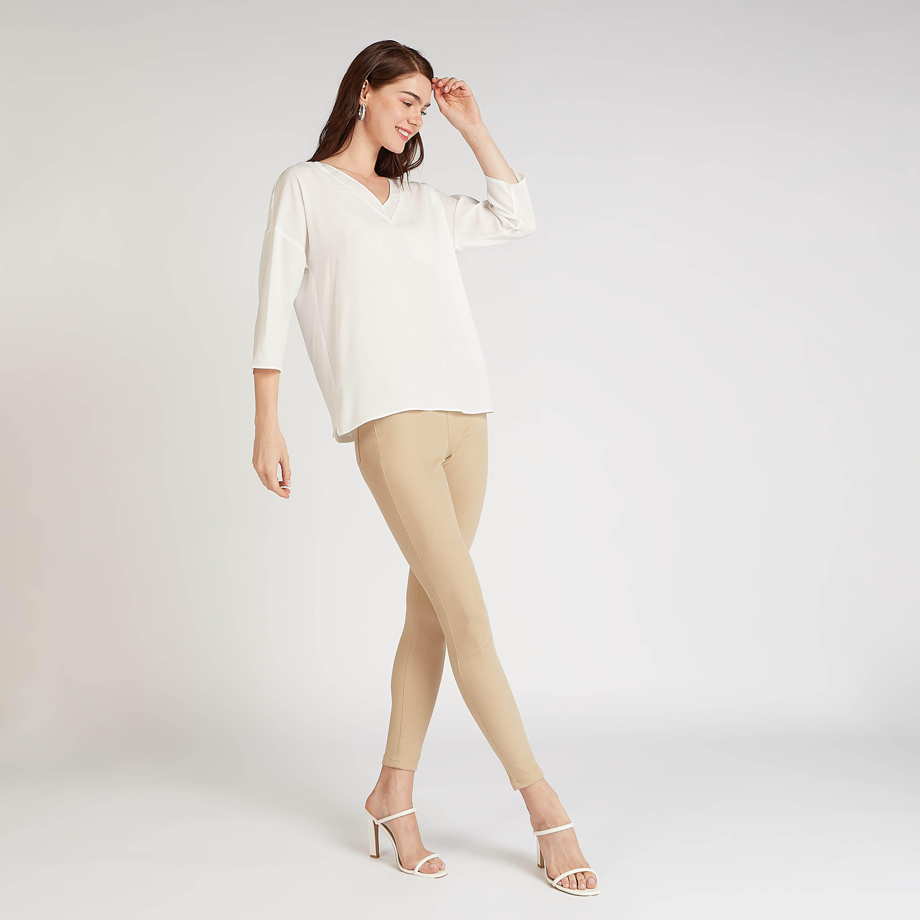 بلوزة مستدامة سادة بياقة v وأكمام 3/4-women-clothing-shirtsandblouses-blouses-image-2