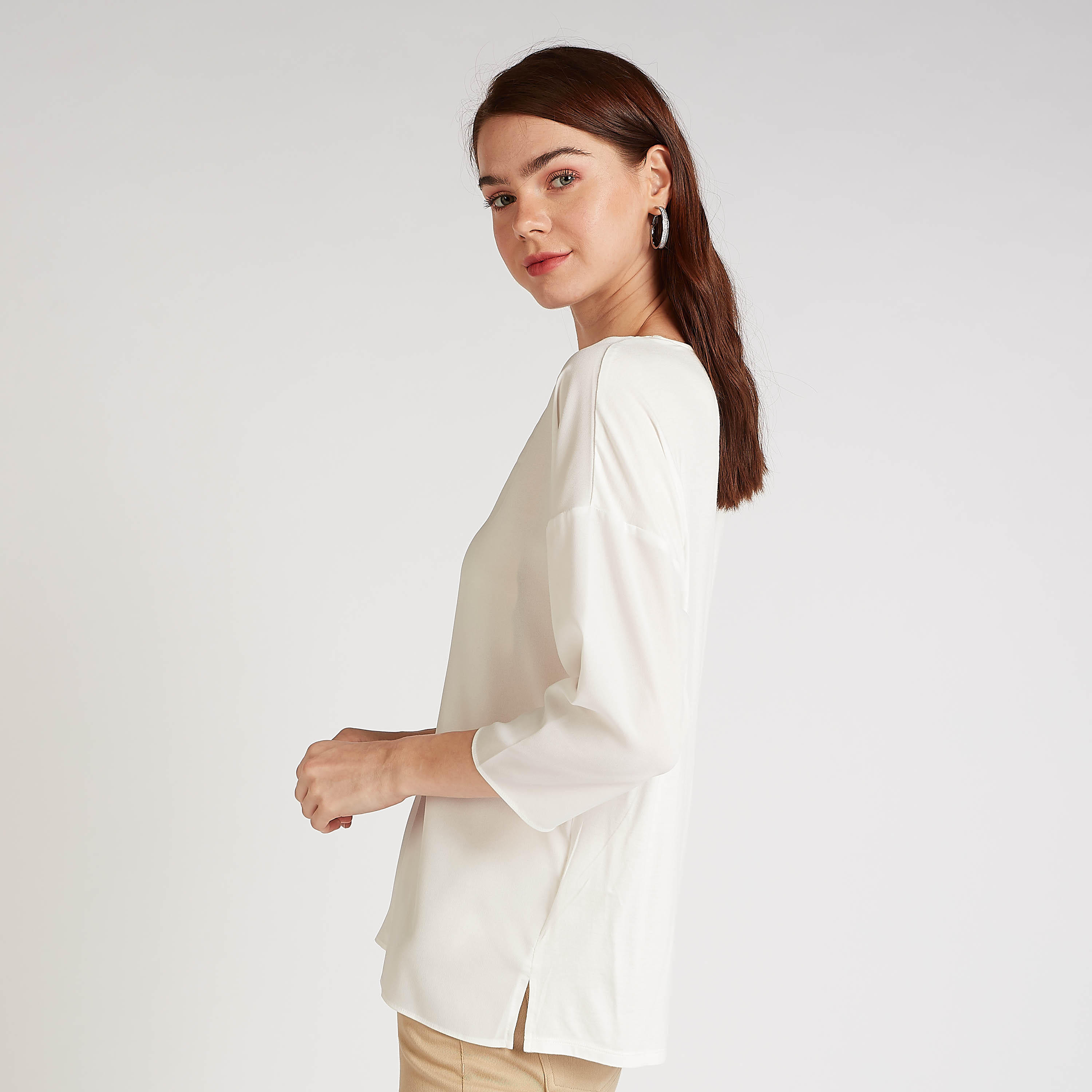 بلوزة مستدامة سادة بياقة v وأكمام 3/4-women-clothing-shirtsandblouses-blouses-image-5