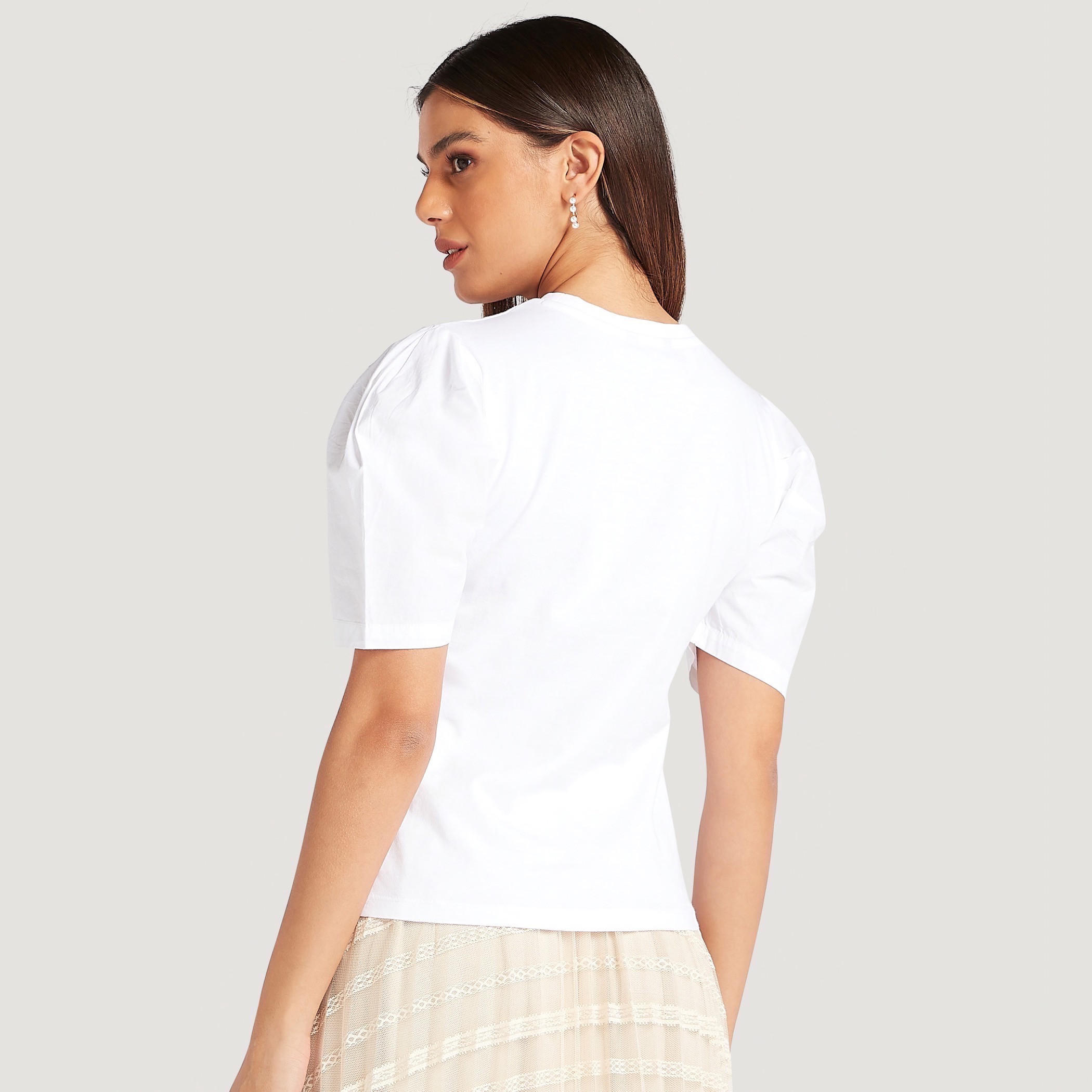 بلوزة مزيَّنة سادة بياقة ضيقة وأكمام منتفخة-women-clothing-shirtsandblouses-blouses-image-2