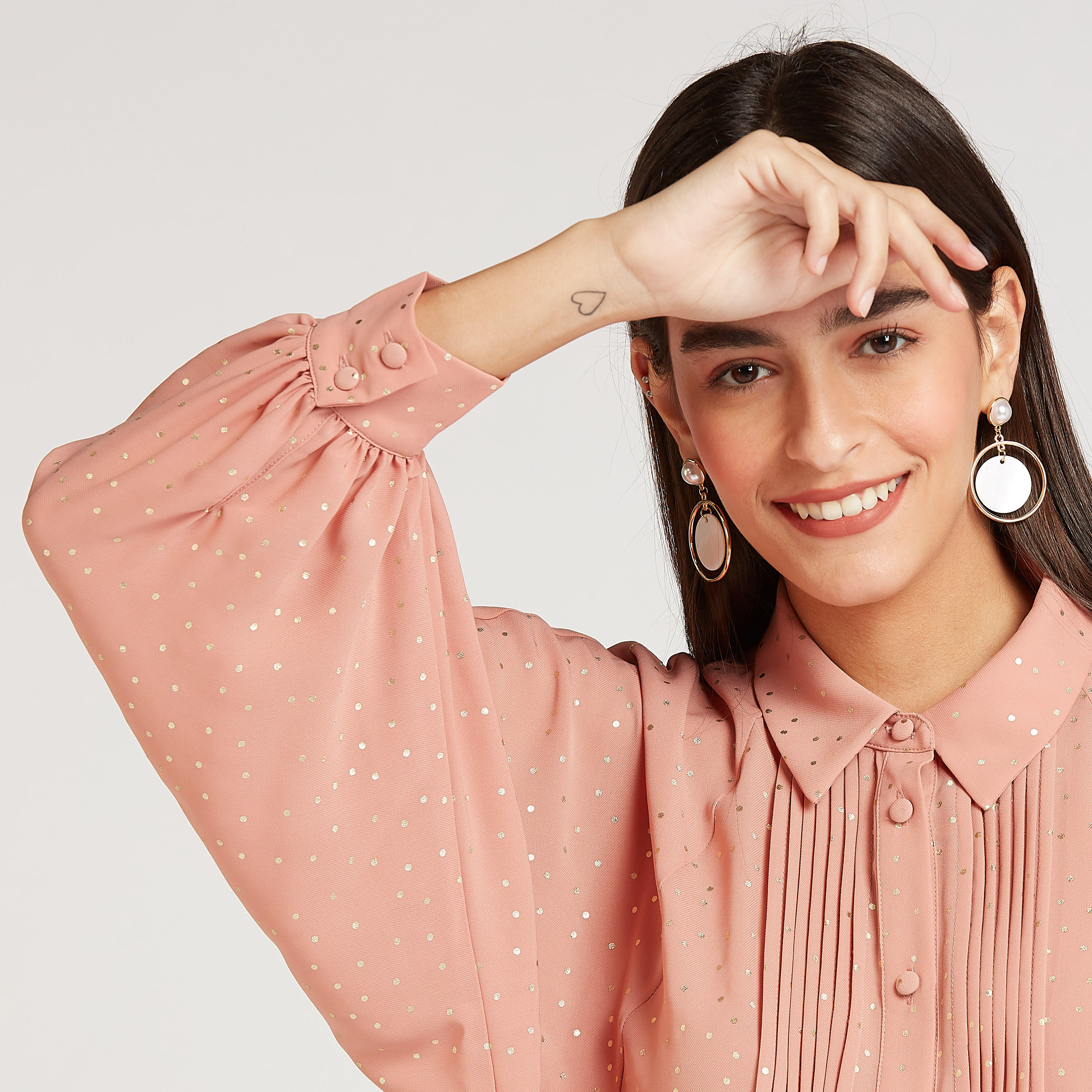 قميص مستدام بياقة بأكمام طويلة وطبعات منقطة وتفاصيل ثنايا-women-clothing-shirtsandblouses-shirts-image-6