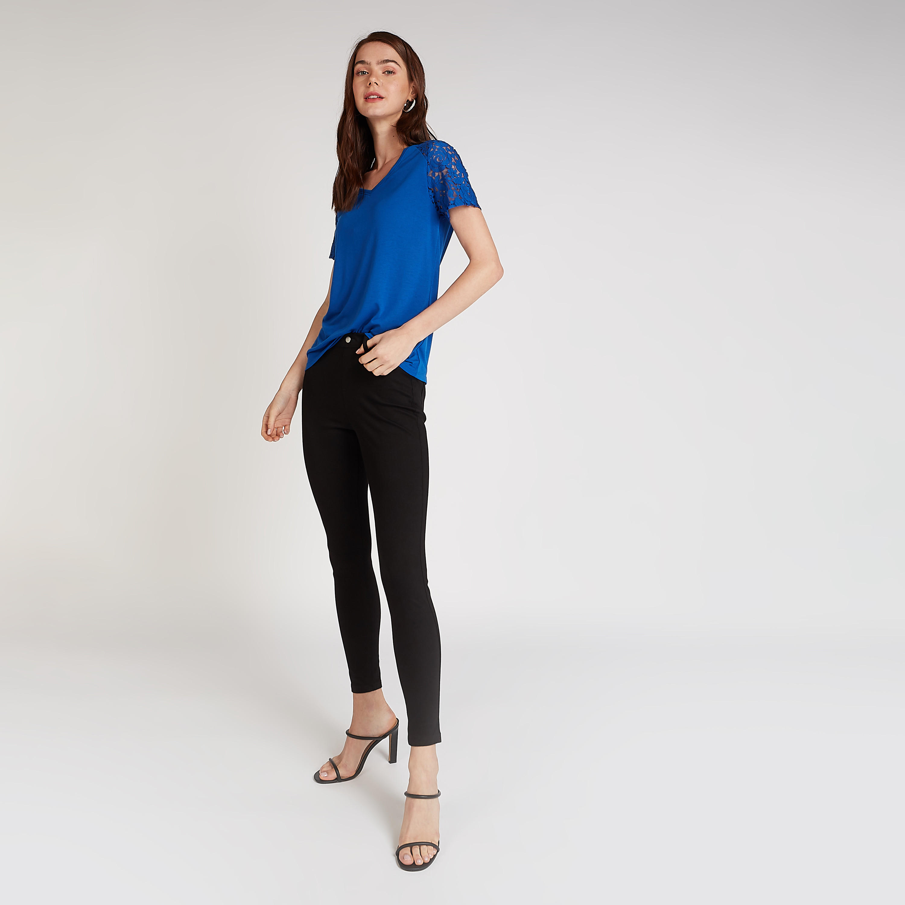 بلوزة مستدامة بياقة V وأكمام قصيرة وتفاصيل دانتيل-women-clothing-shirtsandblouses-blouses-image-2