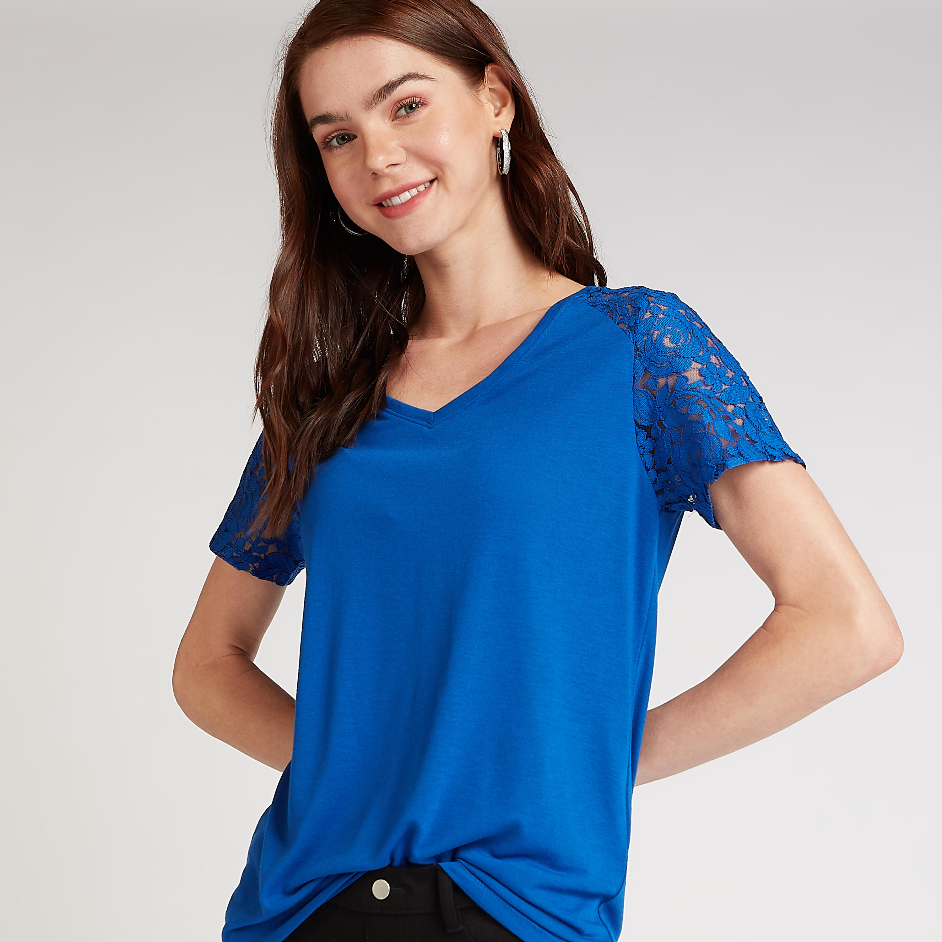 بلوزة مستدامة بياقة V وأكمام قصيرة وتفاصيل دانتيل-women-clothing-shirtsandblouses-blouses-image-3