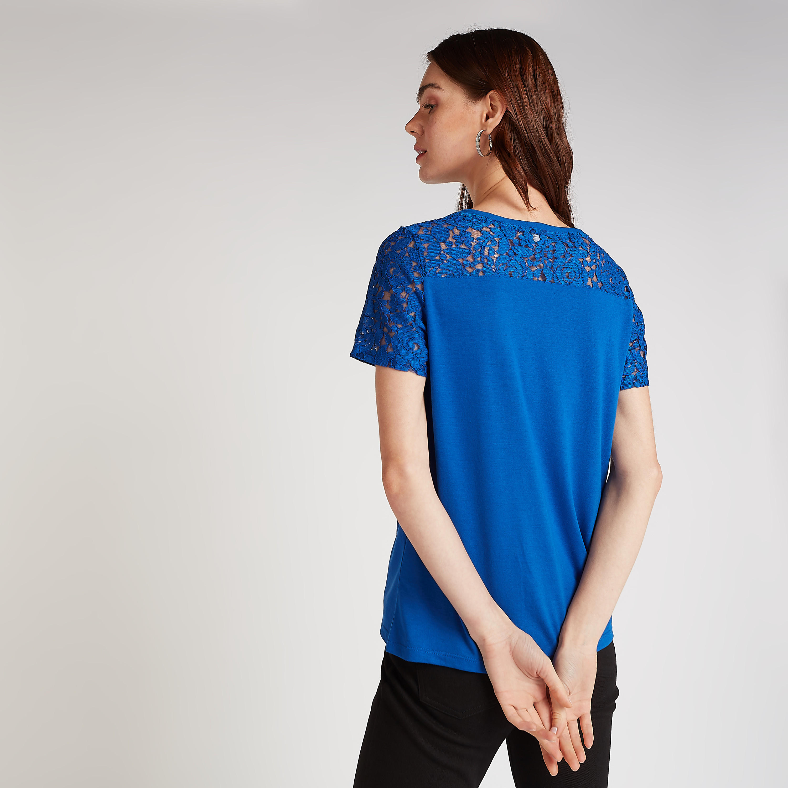 بلوزة مستدامة بياقة V وأكمام قصيرة وتفاصيل دانتيل-women-clothing-shirtsandblouses-blouses-image-4