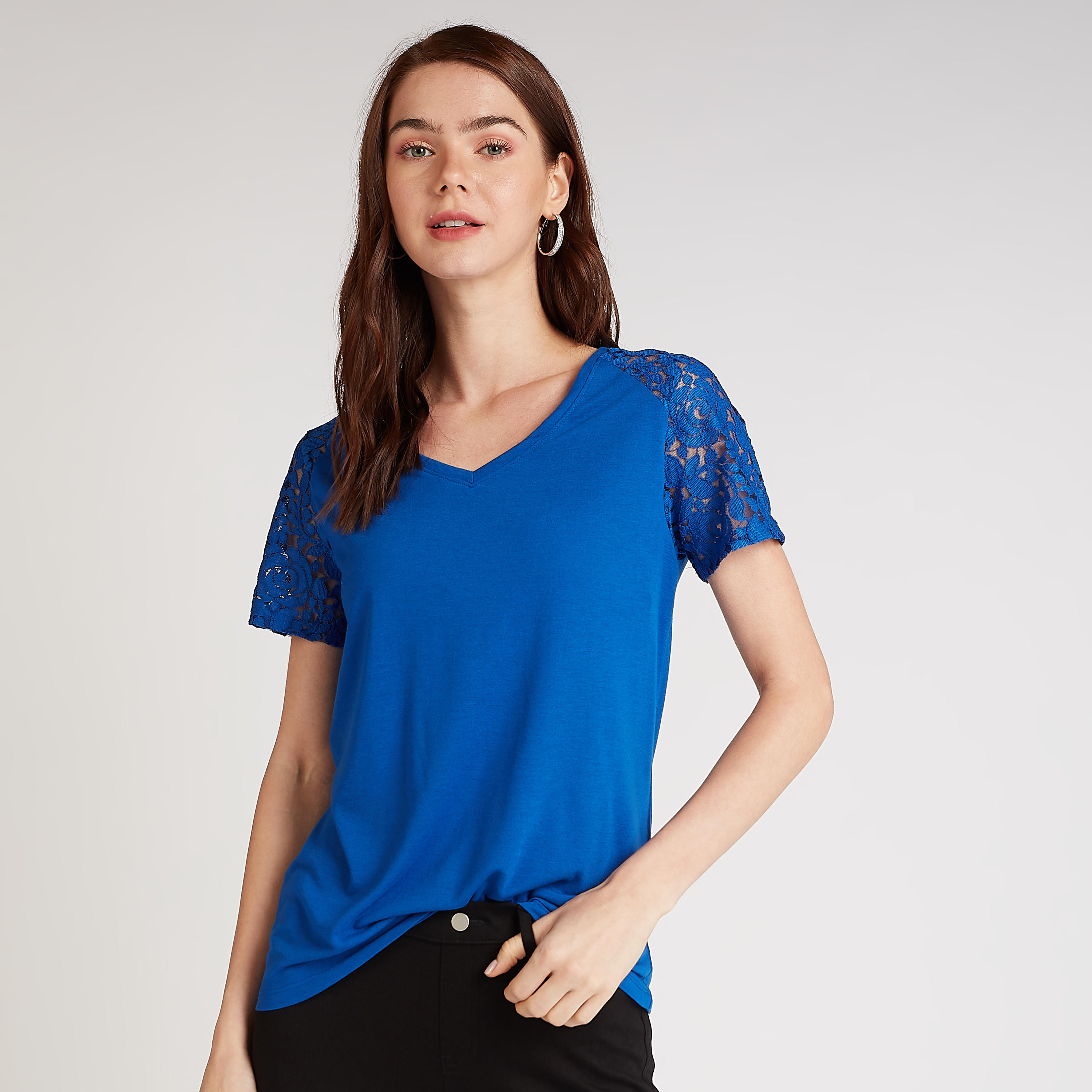 بلوزة مستدامة بياقة V وأكمام قصيرة وتفاصيل دانتيل-women-clothing-shirtsandblouses-blouses-image-5