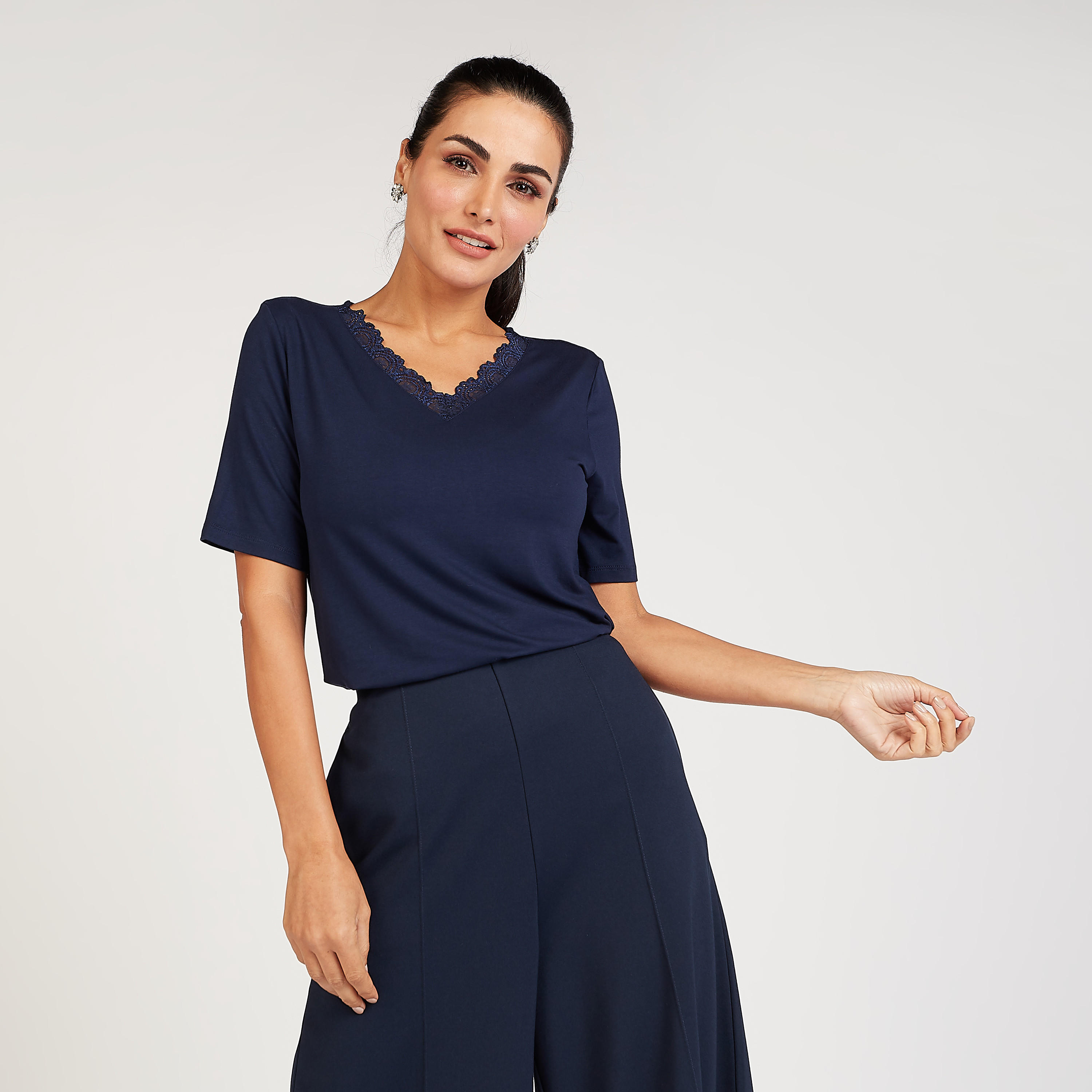 تيشيرت سادة بياقة v وأكمام قصيرة وتفاصيل دانتيل-women-clothing-tshirts-image-5