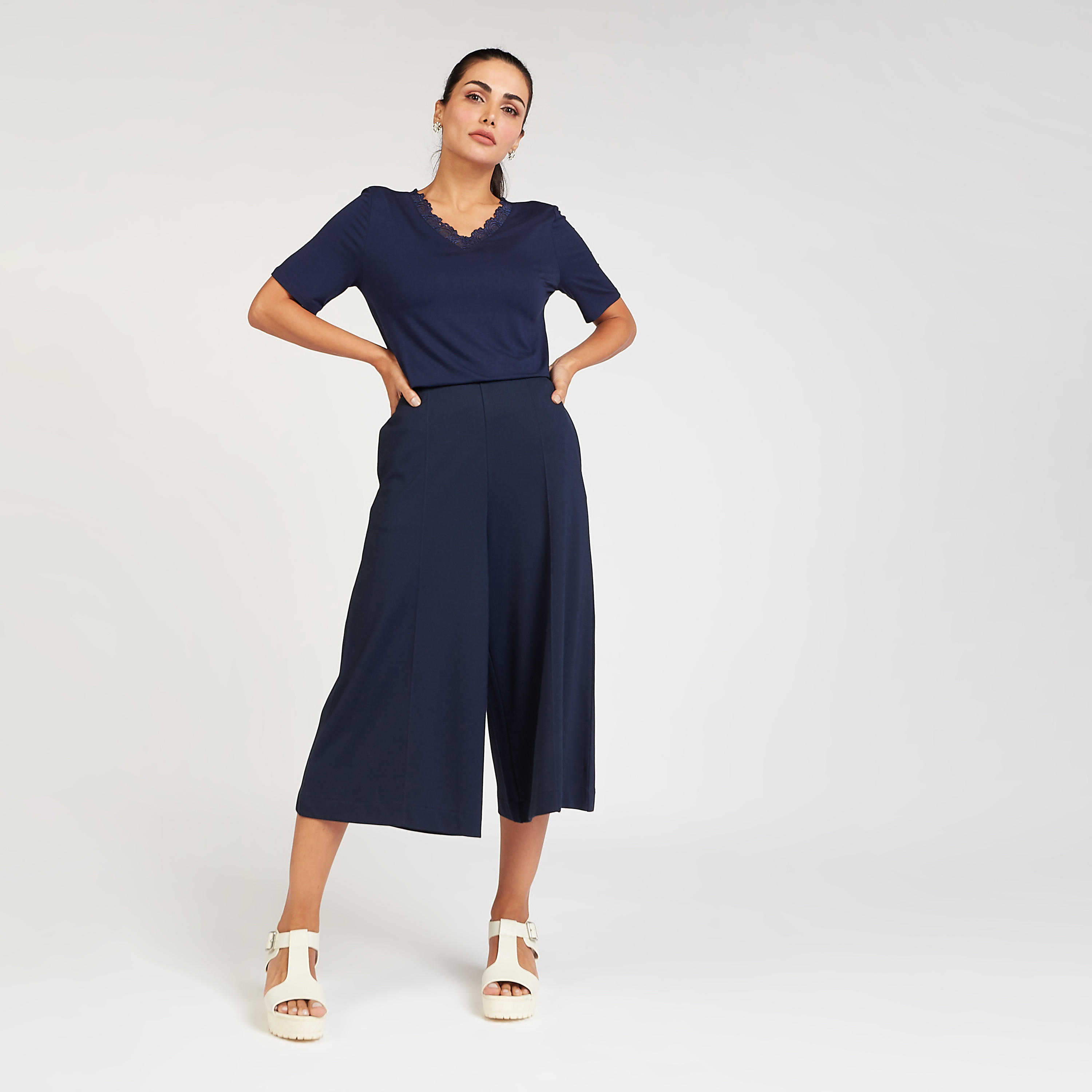 تيشيرت سادة بياقة v وأكمام قصيرة وتفاصيل دانتيل-women-clothing-tshirts-image-4