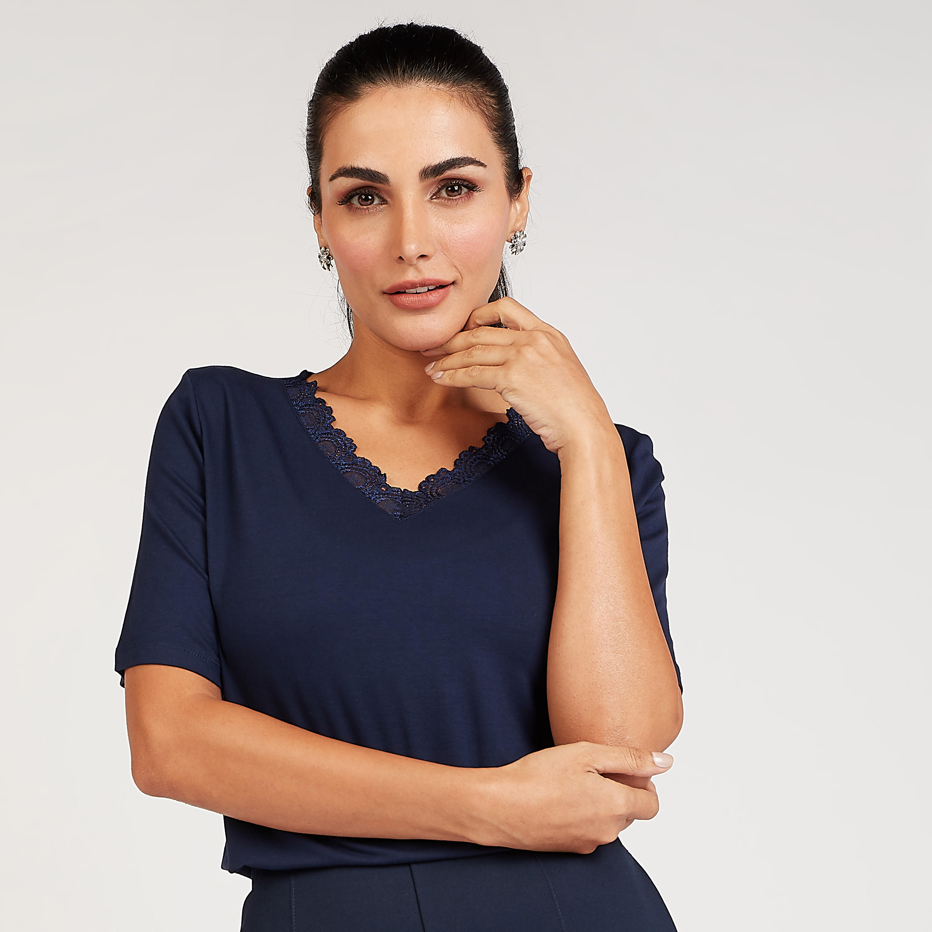 تيشيرت سادة بياقة v وأكمام قصيرة وتفاصيل دانتيل-women-clothing-tshirts-image-3