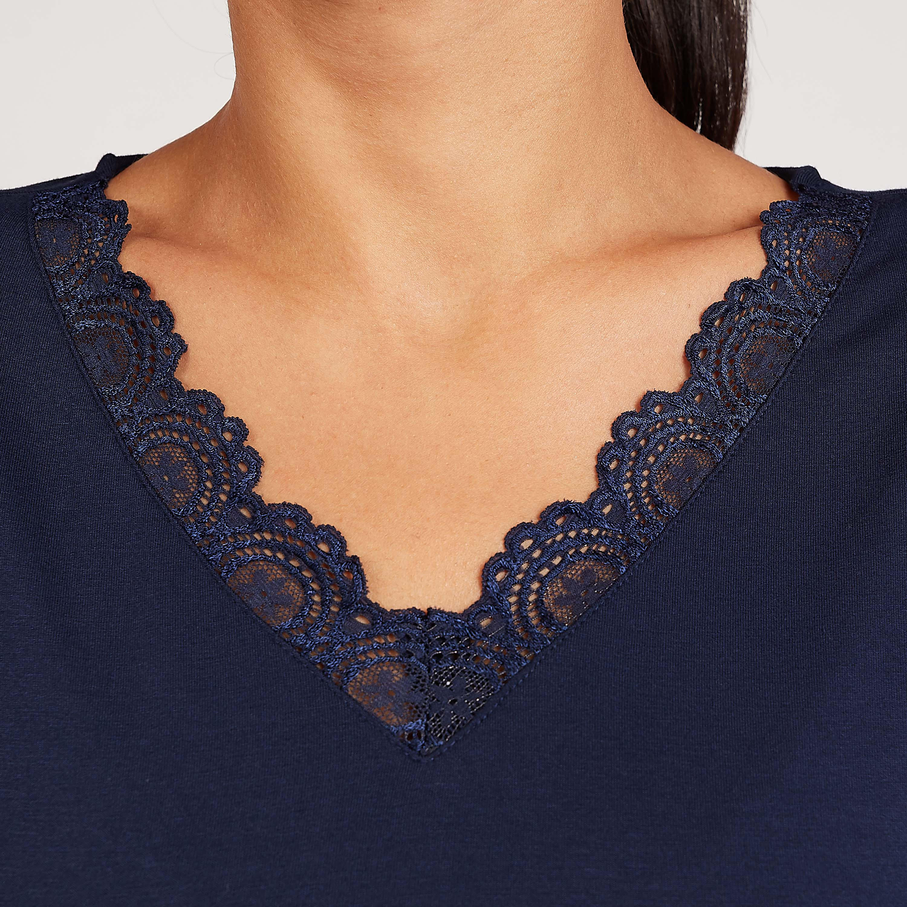 تيشيرت سادة بياقة v وأكمام قصيرة وتفاصيل دانتيل-women-clothing-tshirts-image-1