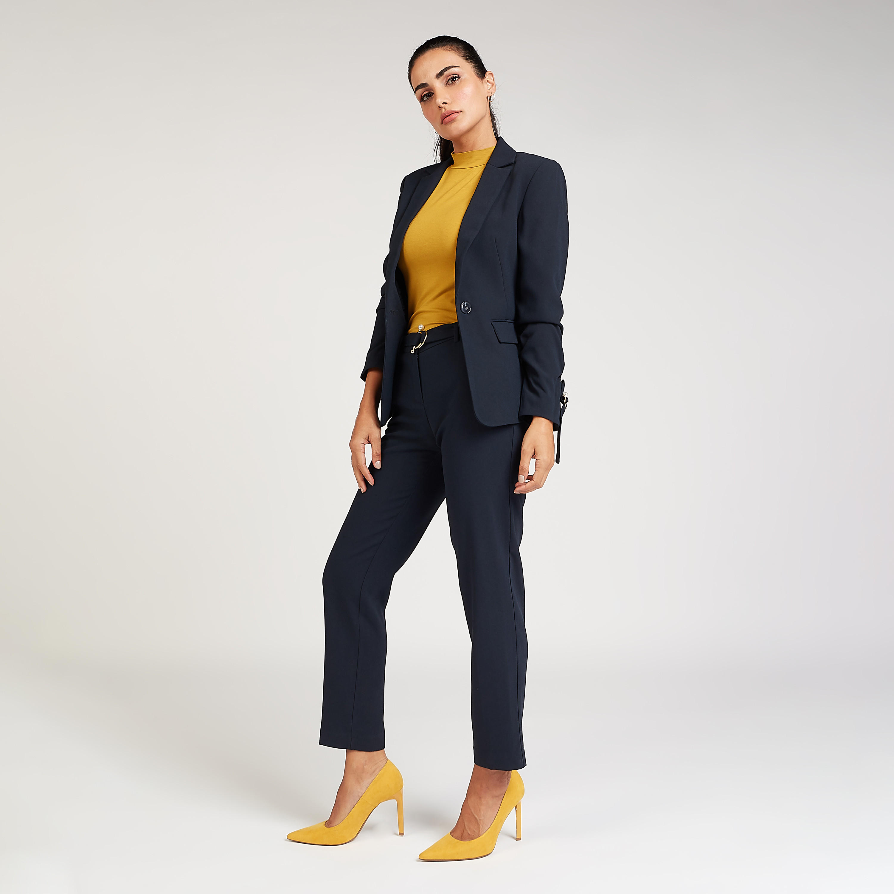بنطلون رسمي سادة بخصر متوسّط الإرتفاع وعراوي حزام وتفاصيل جيوب-women-clothing-bottoms-trousers-image-2
