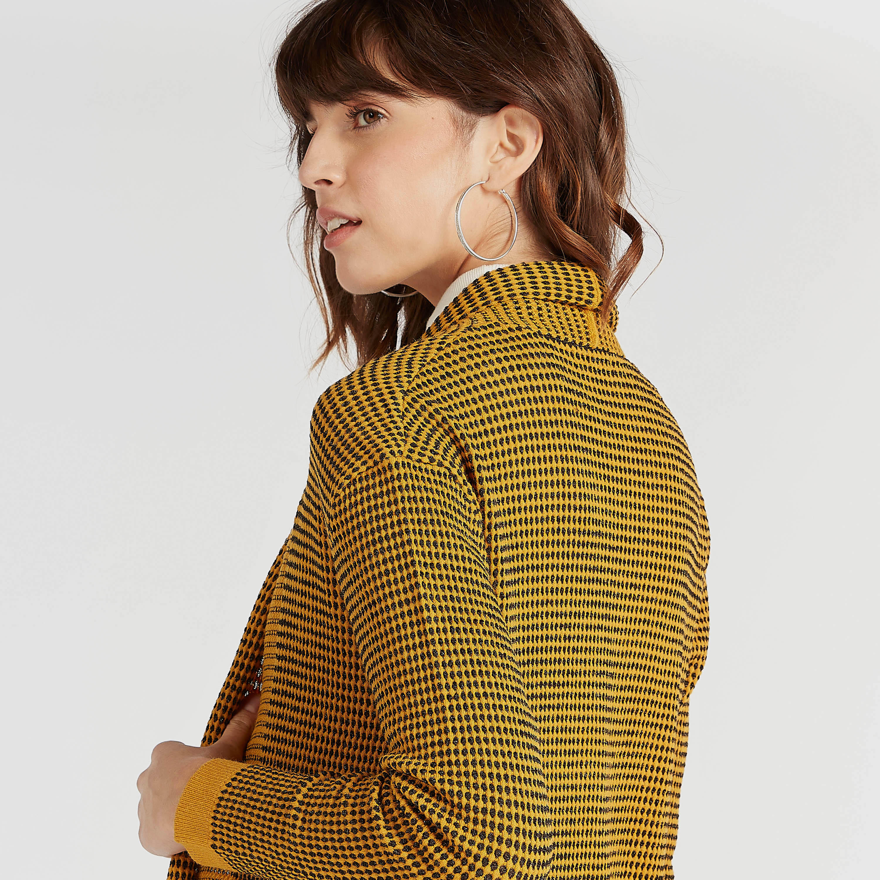 جاكيت طويل بارز الملمس بفتحة أماميّة مع أكمام طويلة وجيوب-women-winterwear-coatsandjackets-jackets-image-1