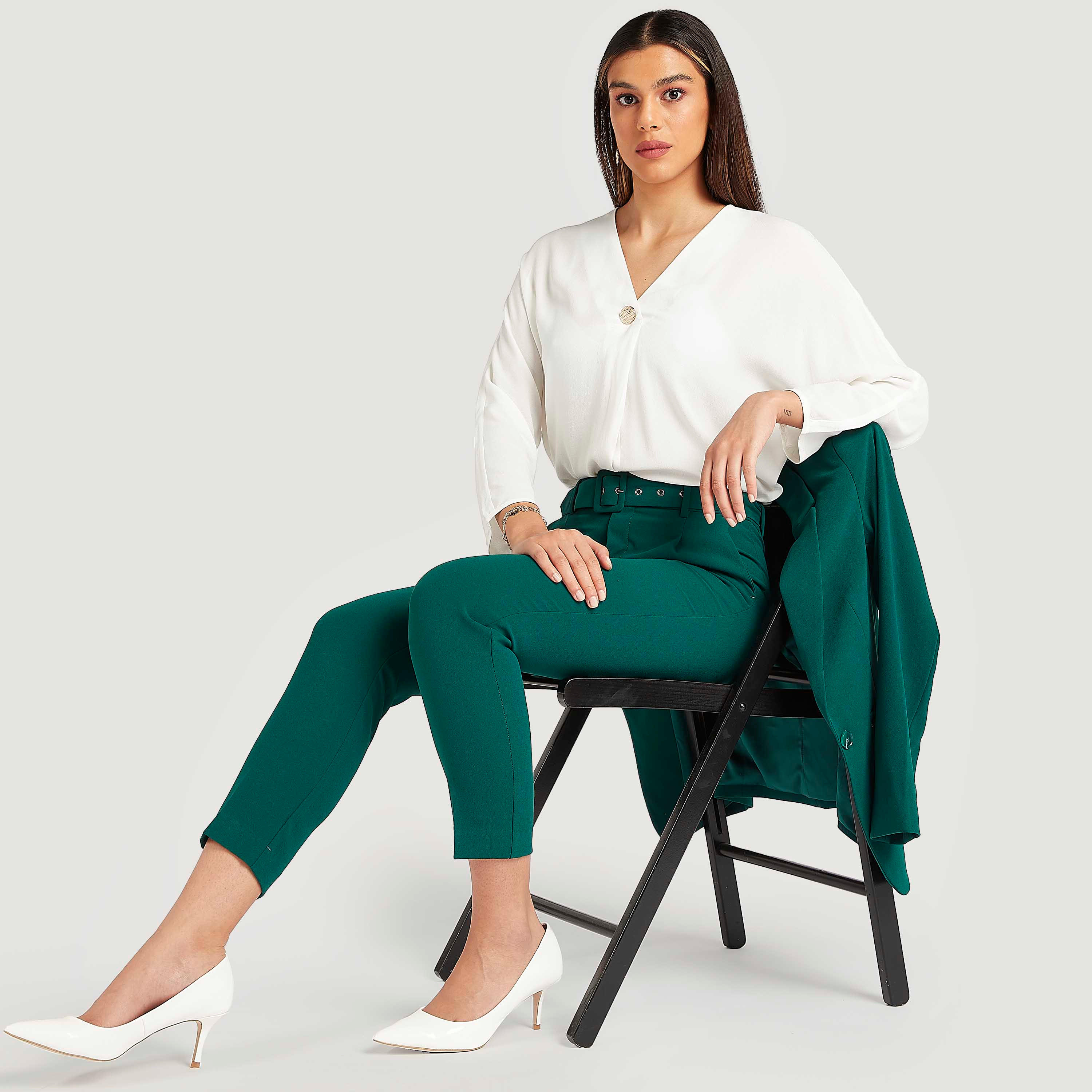 بنطلون سادة بقصّة سليم وخصر متوسّط الارتفاع وجيوب وحزام-women-clothing-bottoms-trousers-image-2