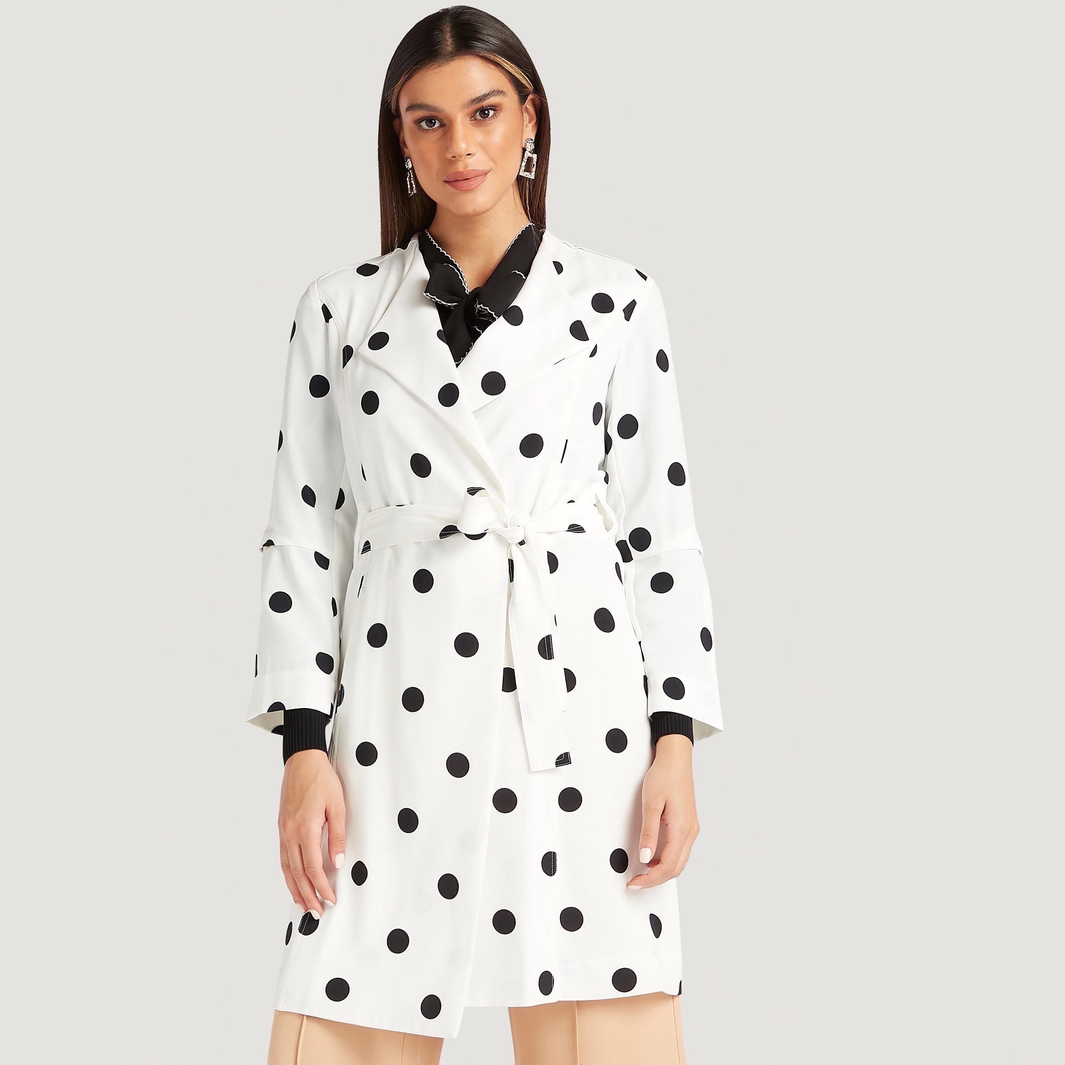 معطف منقّط بحزام وجيوب وأكمام طويلة-women-clothing-coatsandjackets-coats-image-1