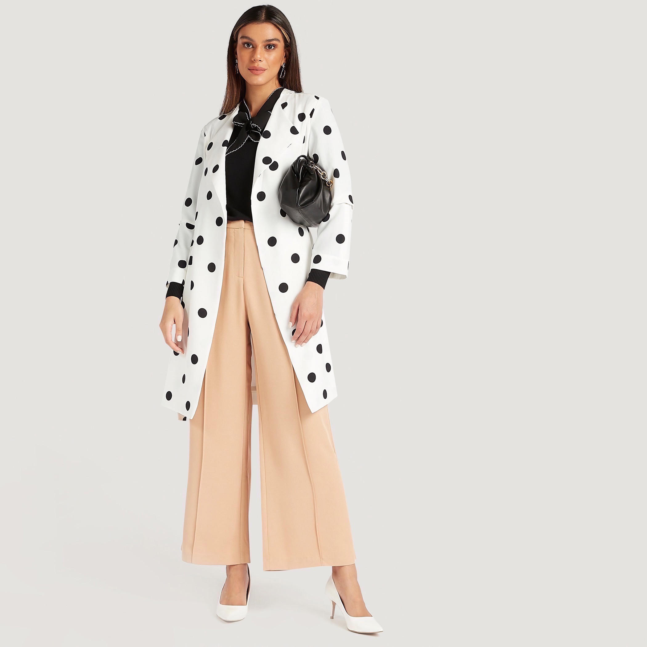 معطف منقّط بحزام وجيوب وأكمام طويلة-women-clothing-coatsandjackets-coats-image-2
