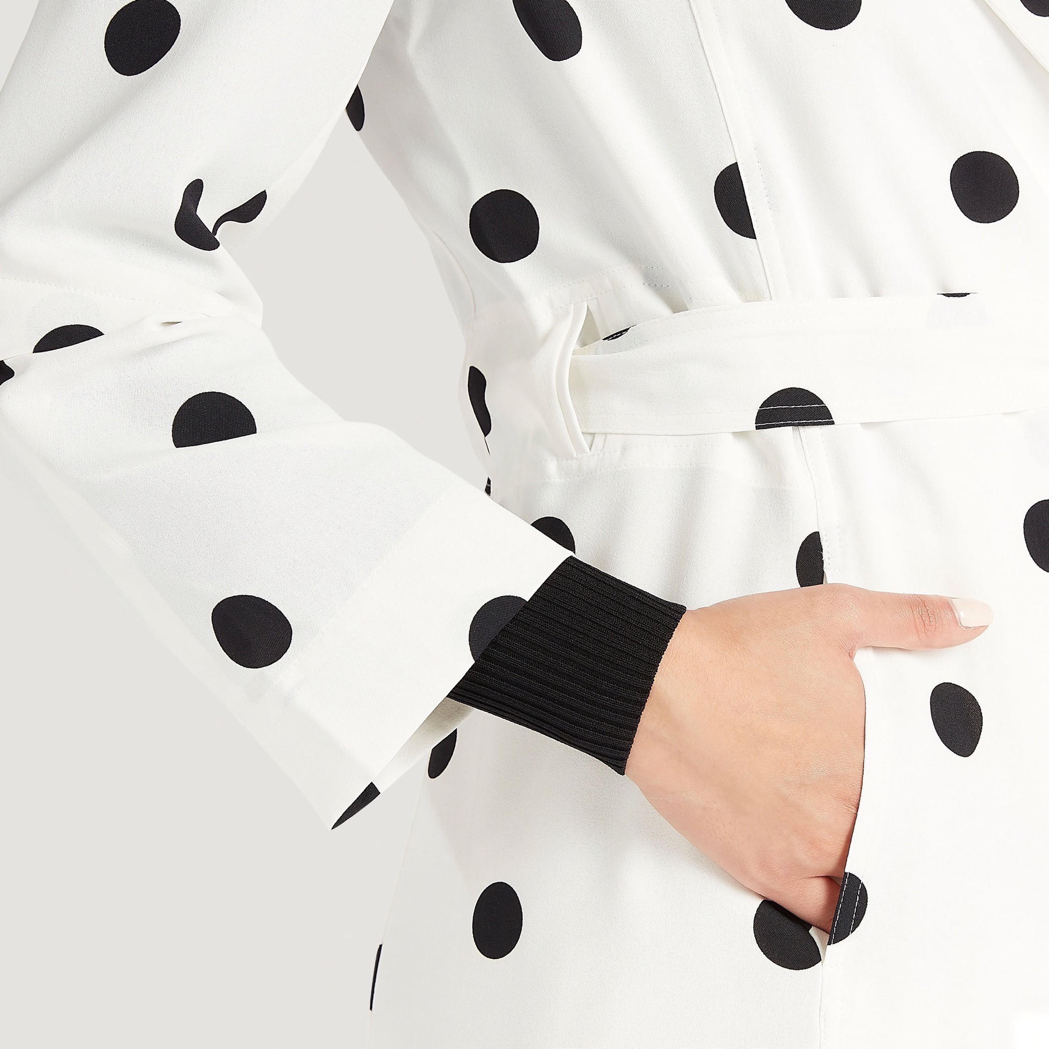 معطف منقّط بحزام وجيوب وأكمام طويلة-women-clothing-coatsandjackets-coats-image-3