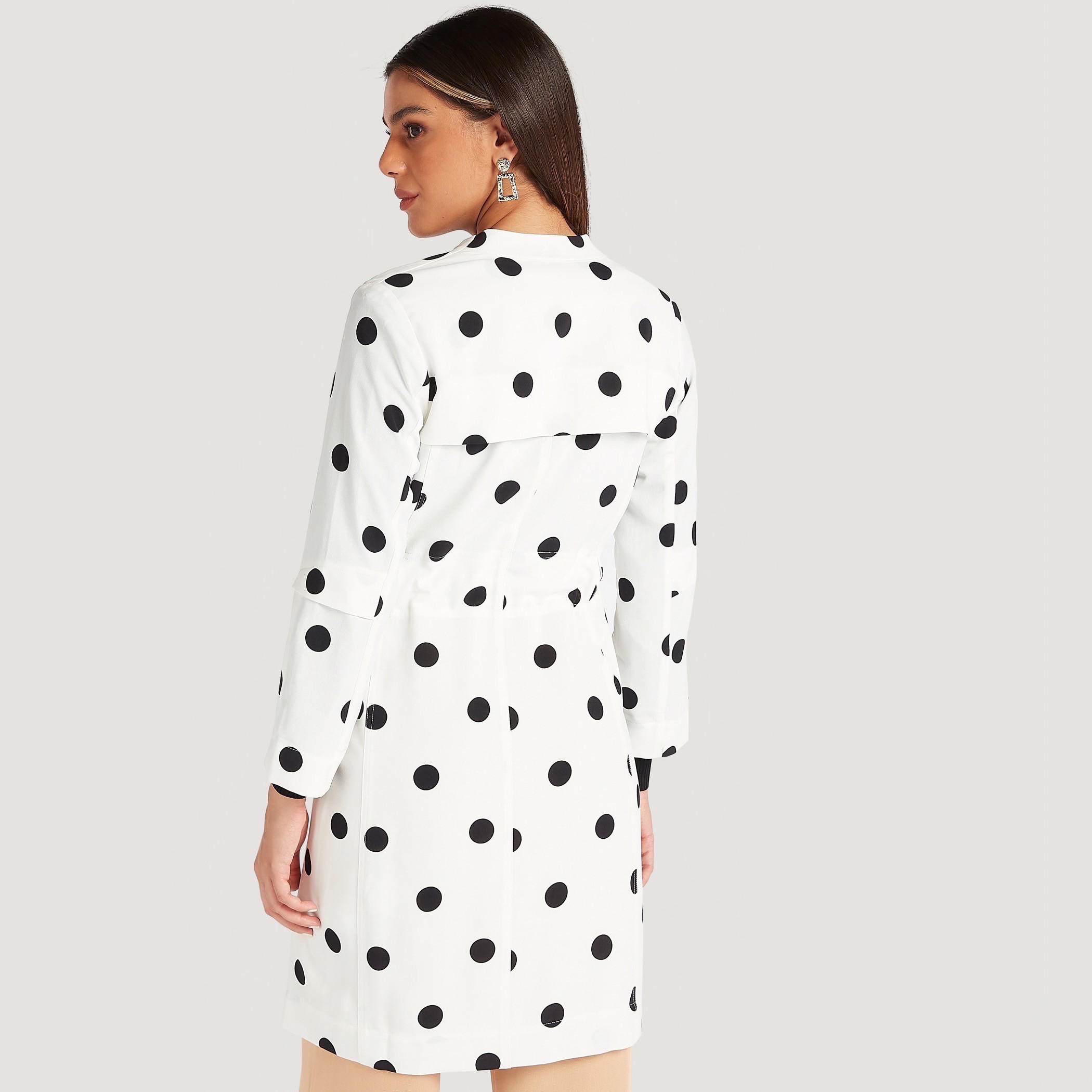 معطف منقّط بحزام وجيوب وأكمام طويلة-women-clothing-coatsandjackets-coats-image-4