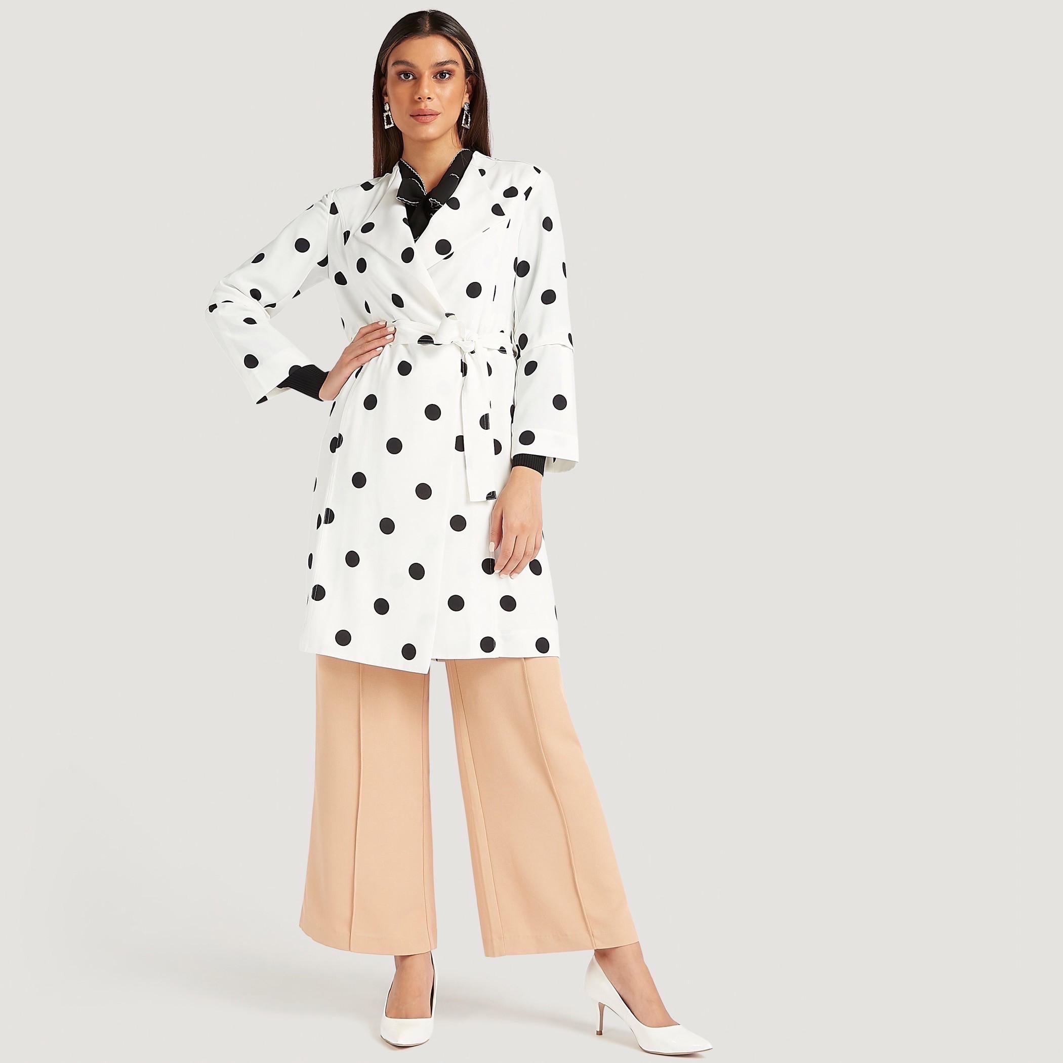 معطف منقّط بحزام وجيوب وأكمام طويلة-women-clothing-coatsandjackets-coats-image-5