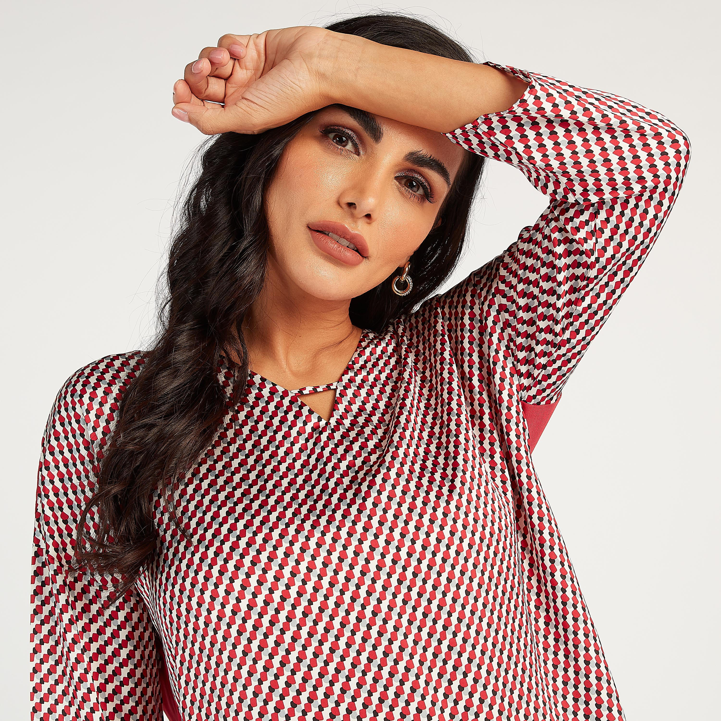 بلوزة بأكمام طويلة وطبعات وياقة v-women-clothing-shirtsandblouses-blouses-image-3