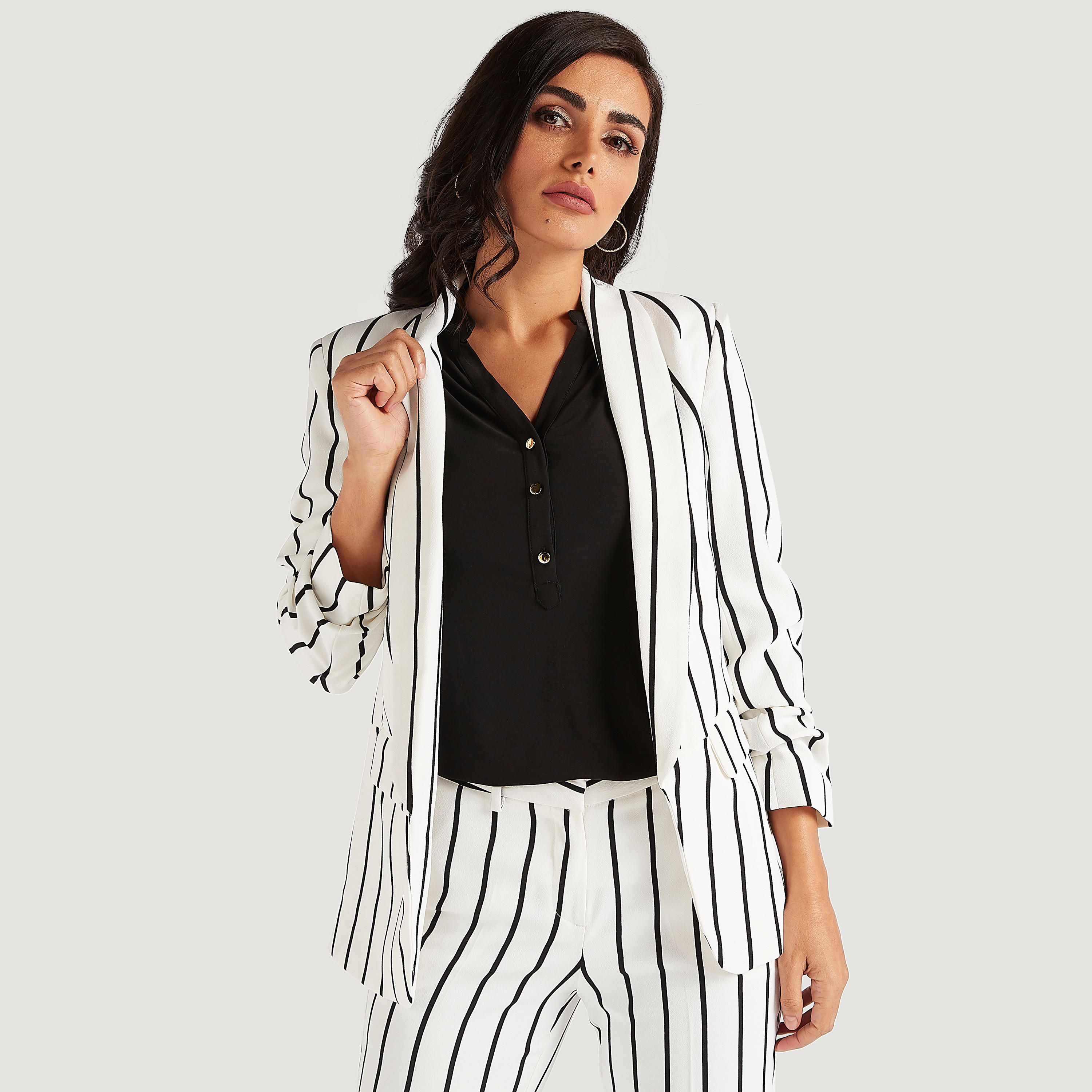 جاكيت بليزر خفيف مخطّط بأكمام طويلة وياقة عادية مطويّة-women-clothing-coatsandjackets-blazers-image-1