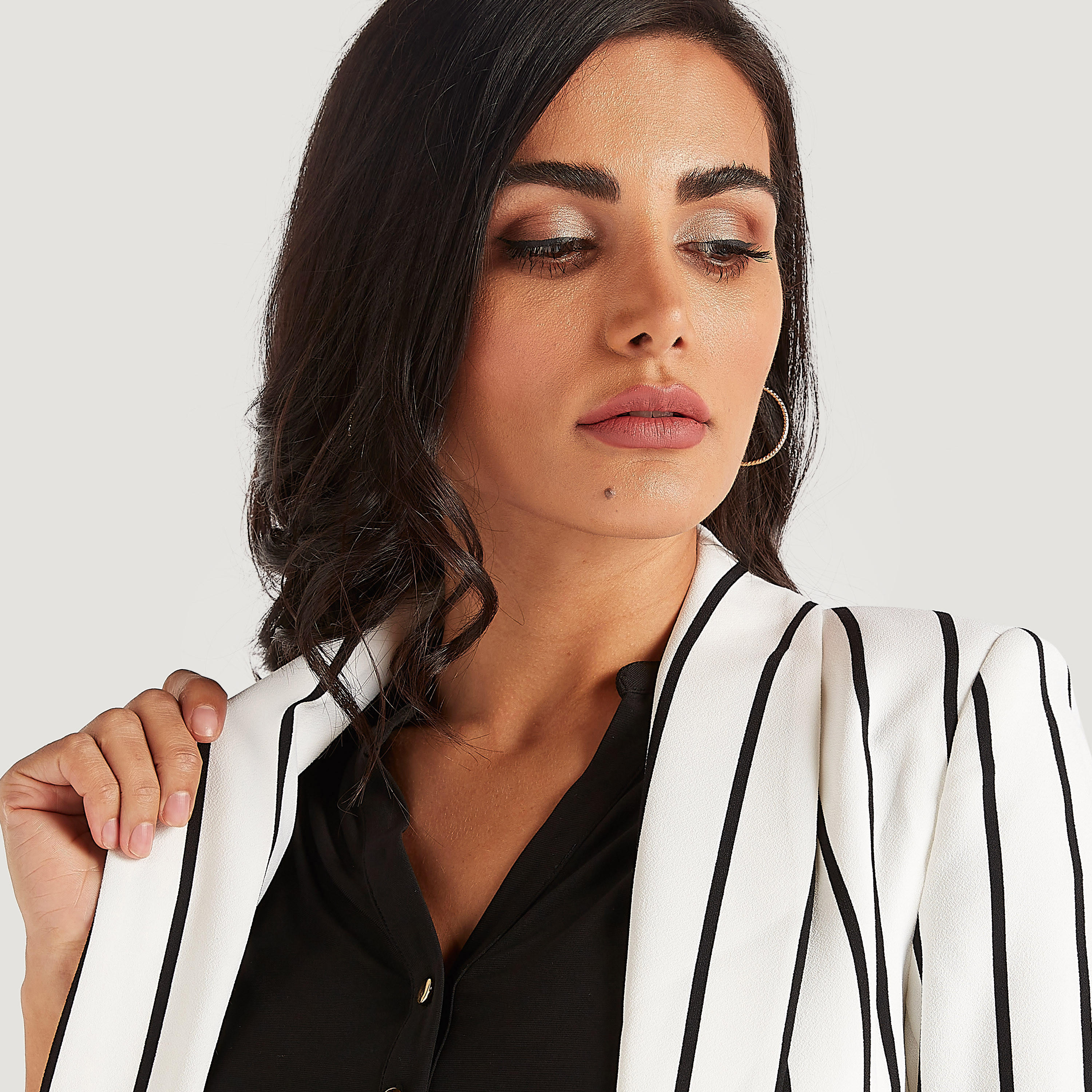 جاكيت بليزر خفيف مخطّط بأكمام طويلة وياقة عادية مطويّة-women-clothing-coatsandjackets-blazers-image-3