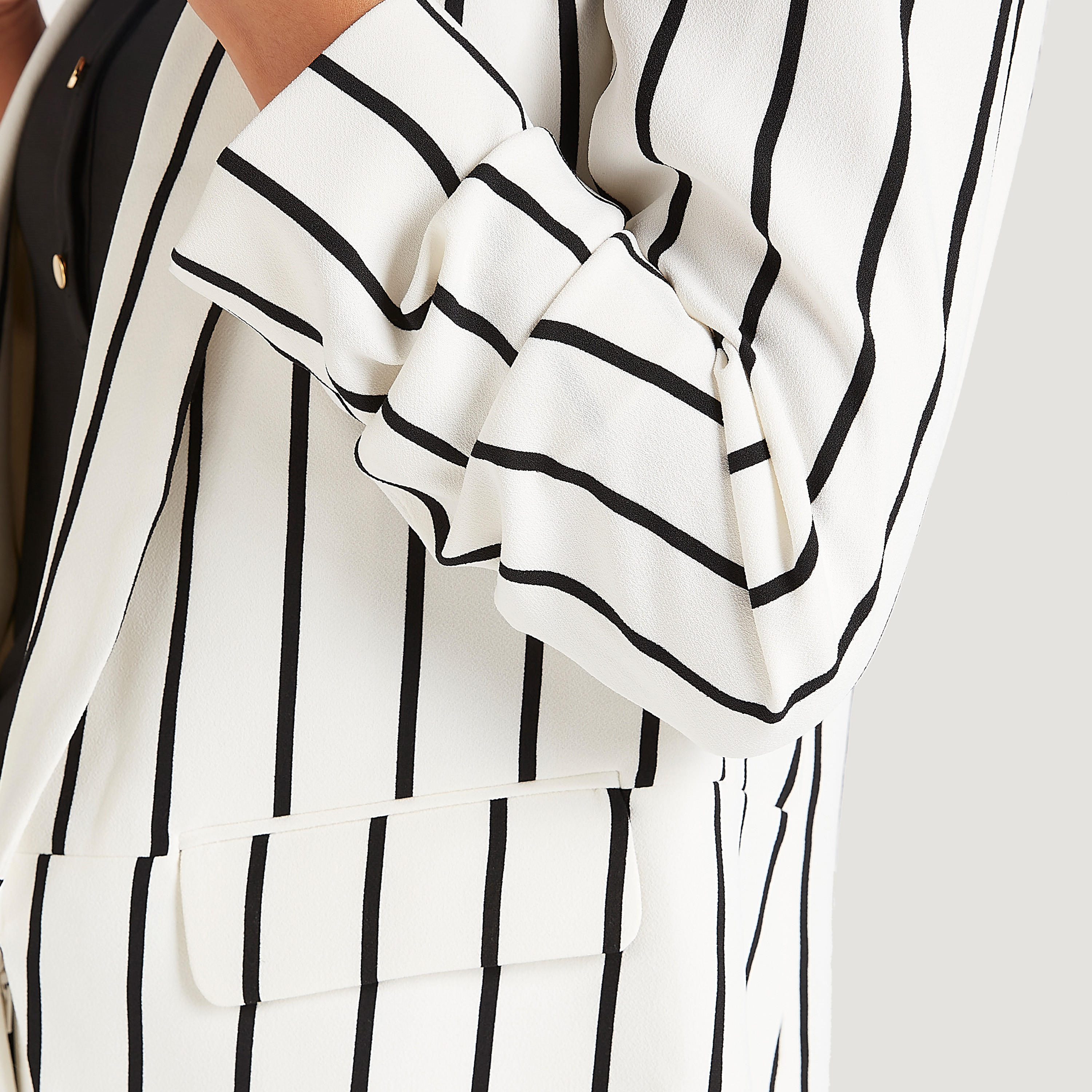 جاكيت بليزر خفيف مخطّط بأكمام طويلة وياقة عادية مطويّة-women-clothing-coatsandjackets-blazers-image-5