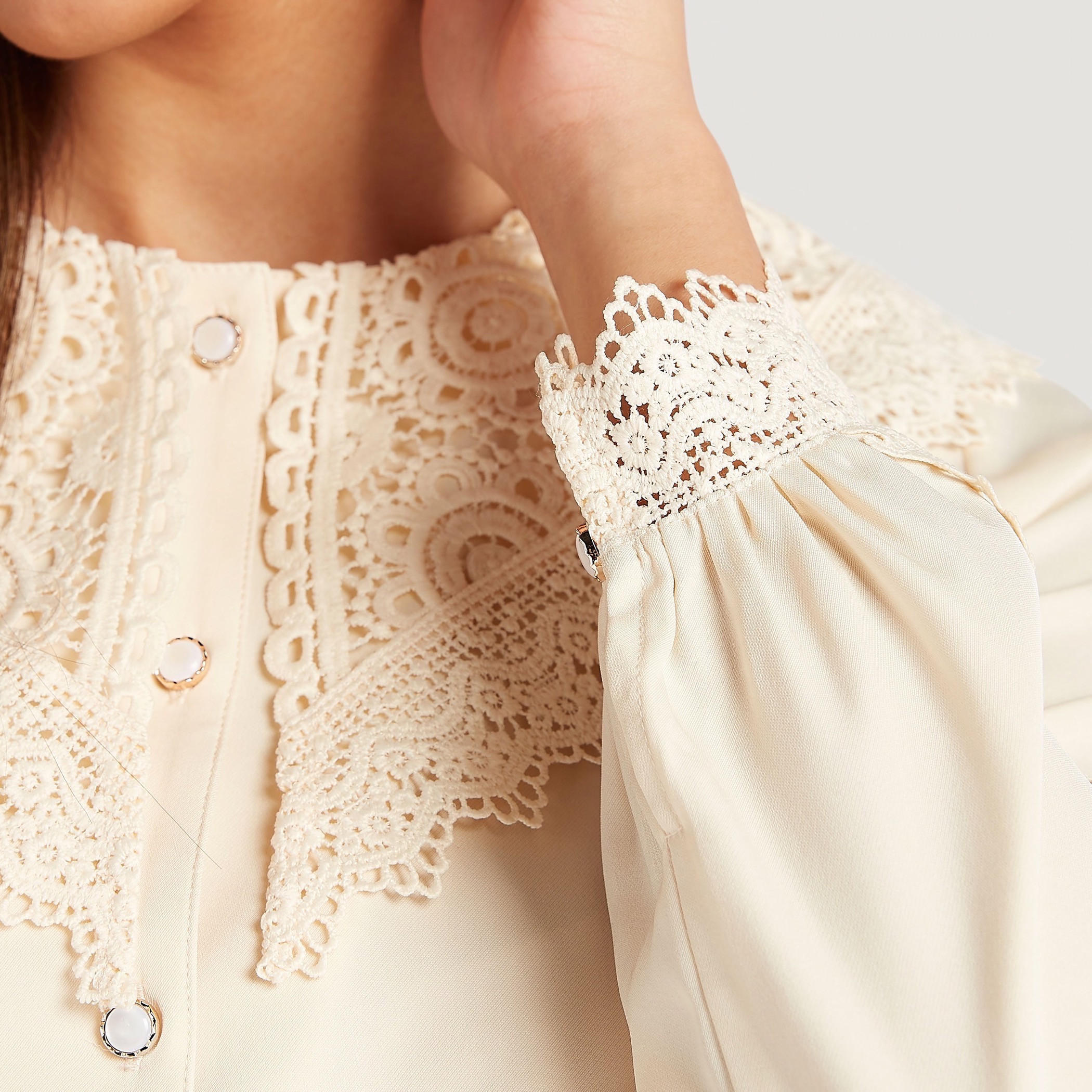 قميص بياقة مستديرة وأكمام طويلة وتفاصيل دانتيل-women-clothing-shirtsandblouses-shirts-image-3