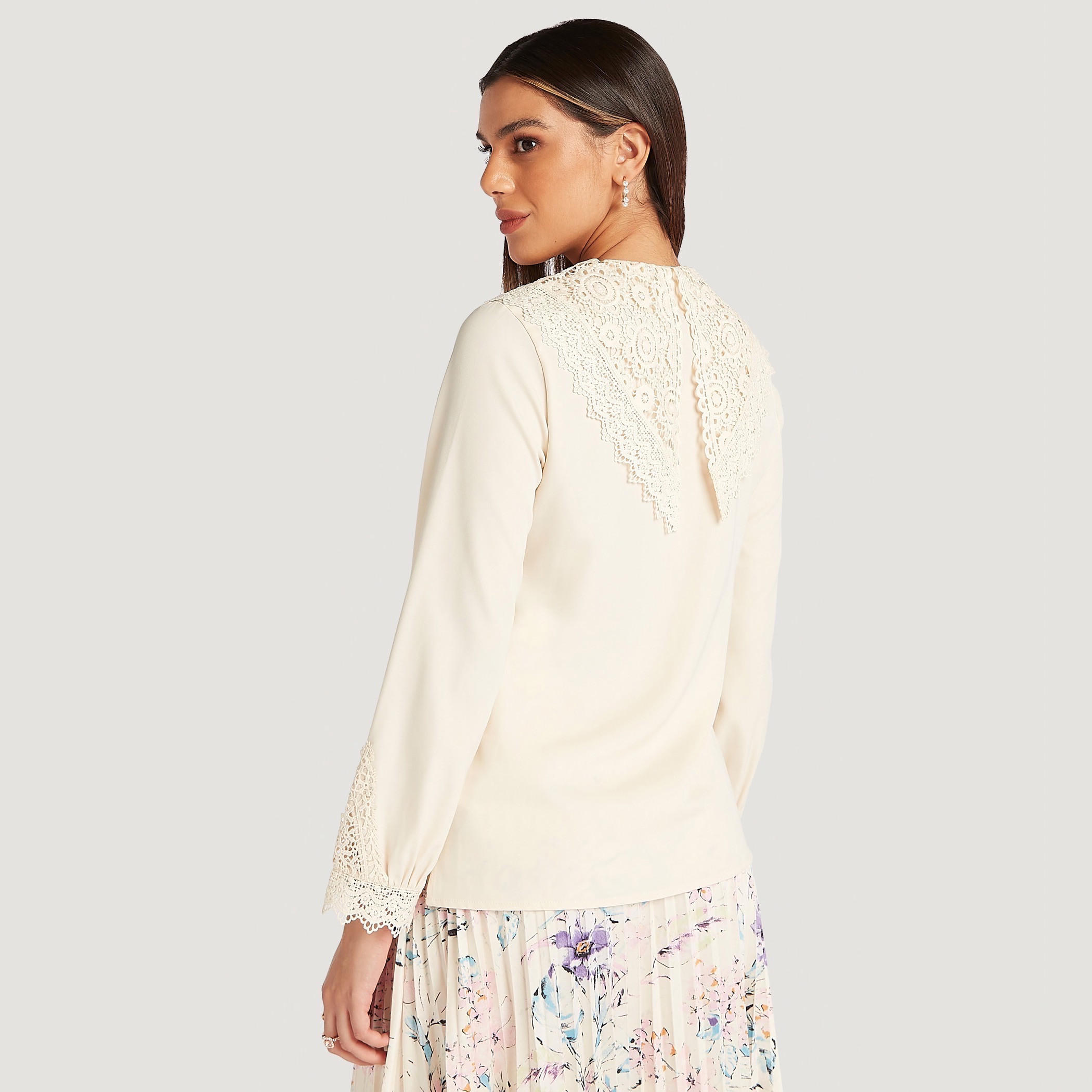 قميص بياقة مستديرة وأكمام طويلة وتفاصيل دانتيل-women-clothing-shirtsandblouses-shirts-image-4