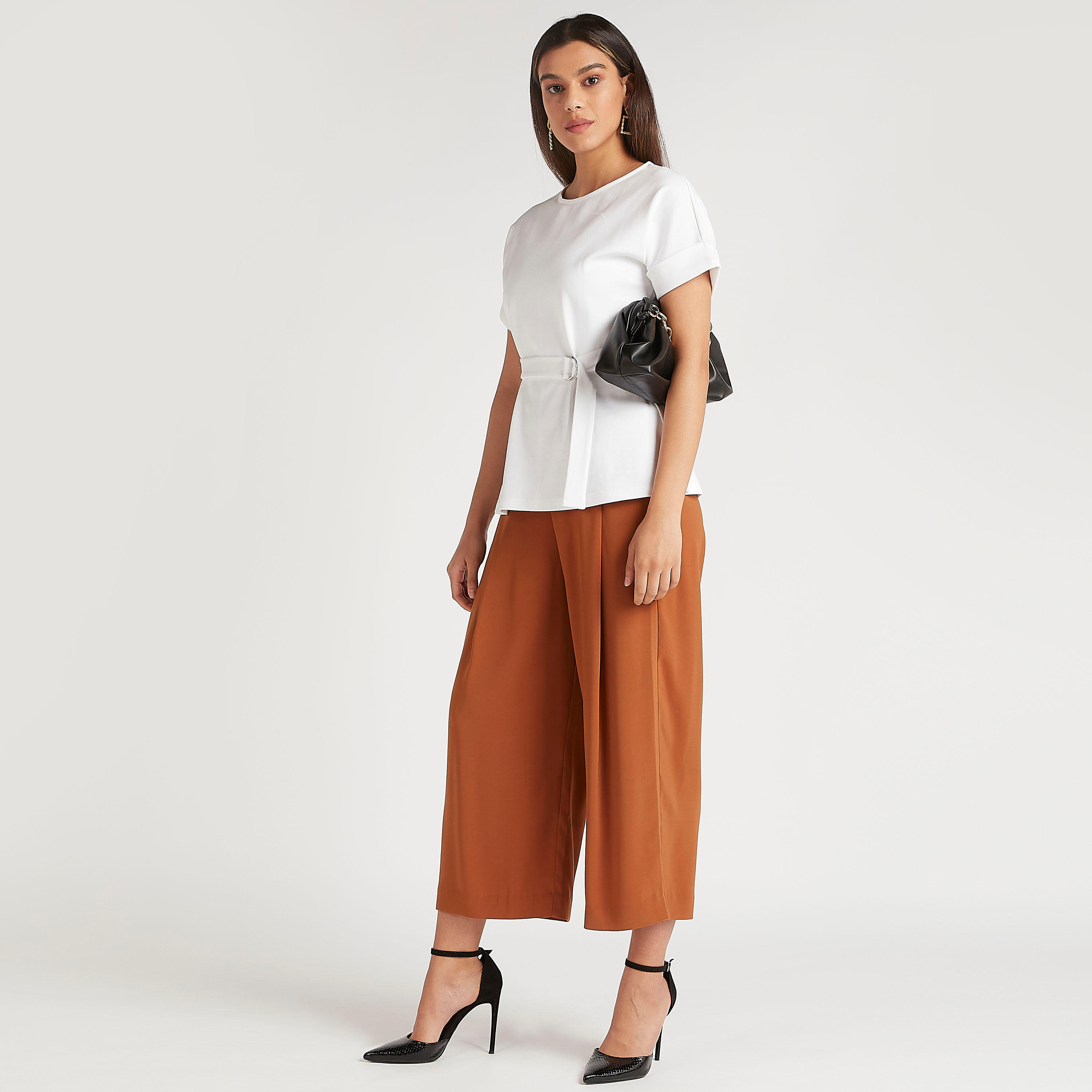 بنطلون كوليتوس بارز الملمس بتفاصيل زر وخصر متوسّط الارتفاع-women-clothing-bottoms-trousers-image-2