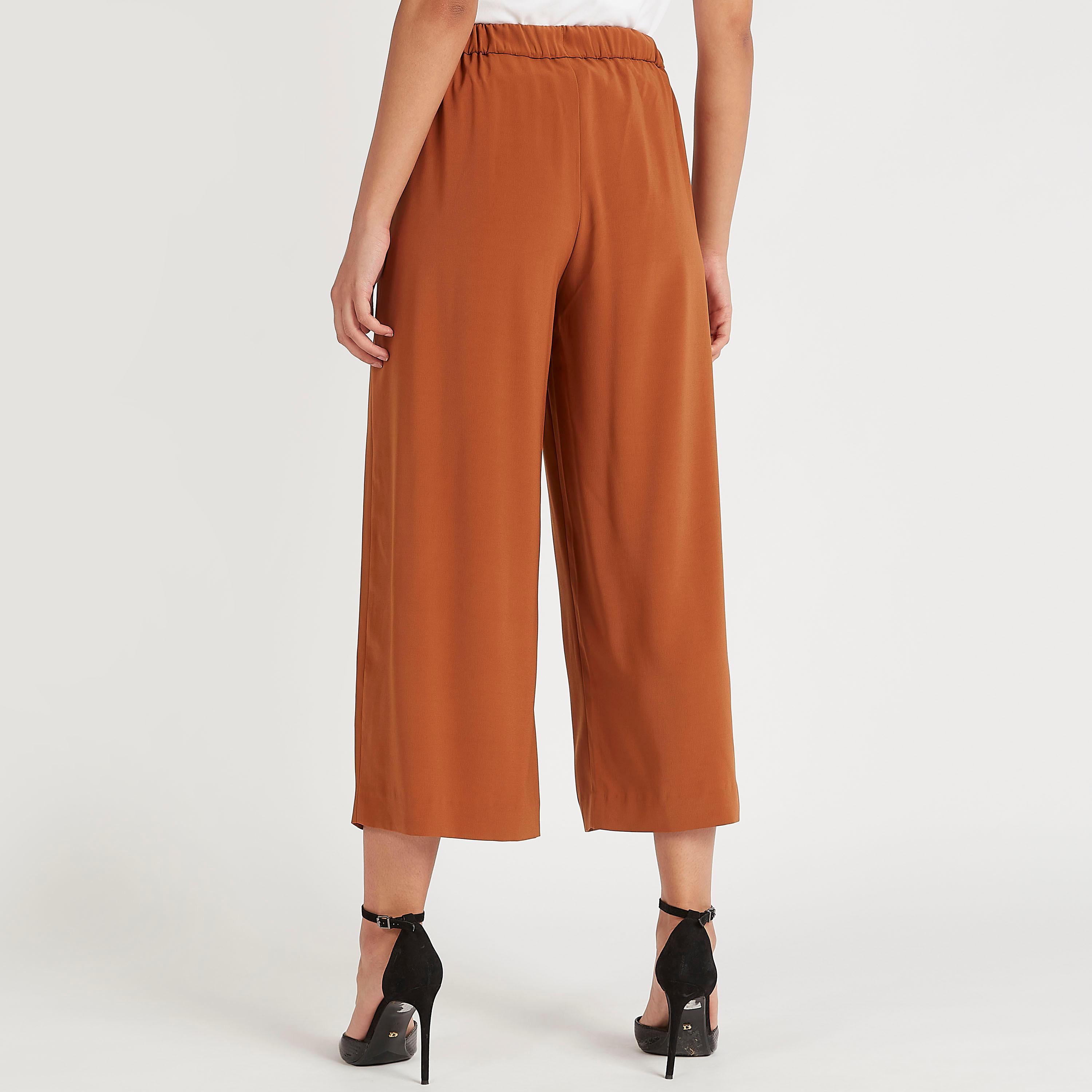 بنطلون كوليتوس بارز الملمس بتفاصيل زر وخصر متوسّط الارتفاع-women-clothing-bottoms-trousers-image-4