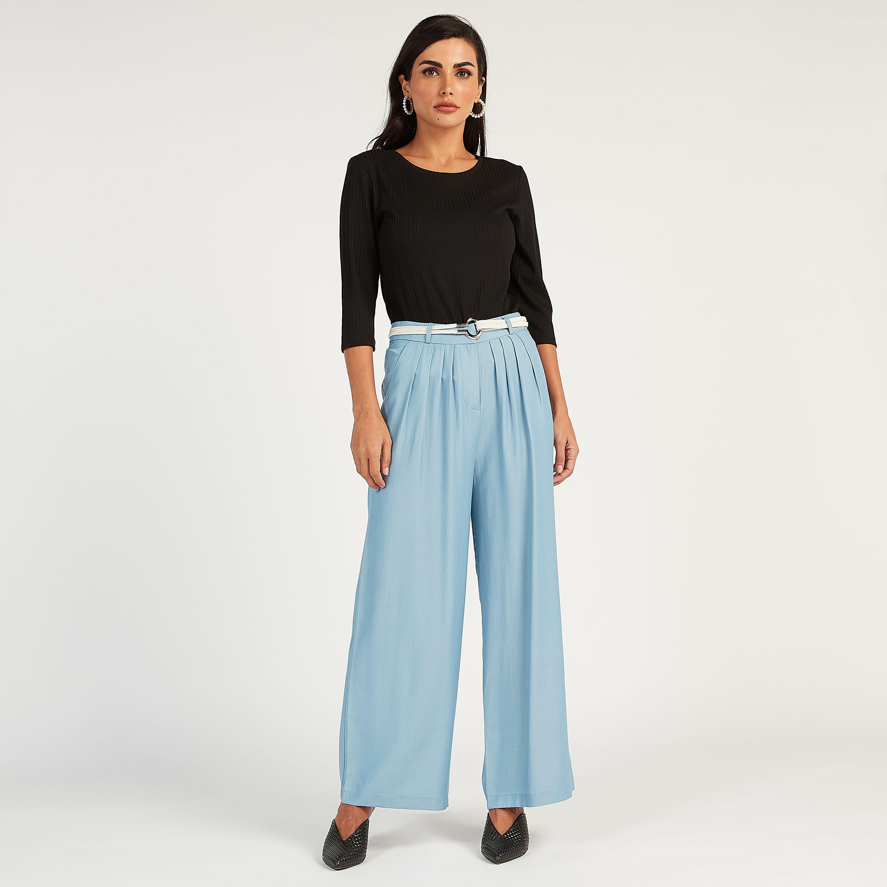 بنطلون سادة واسع بخصر متوسّط الارتفاع وتفاصيل ثنايا وجيوب-women-clothing-bottoms-trousers-image-4