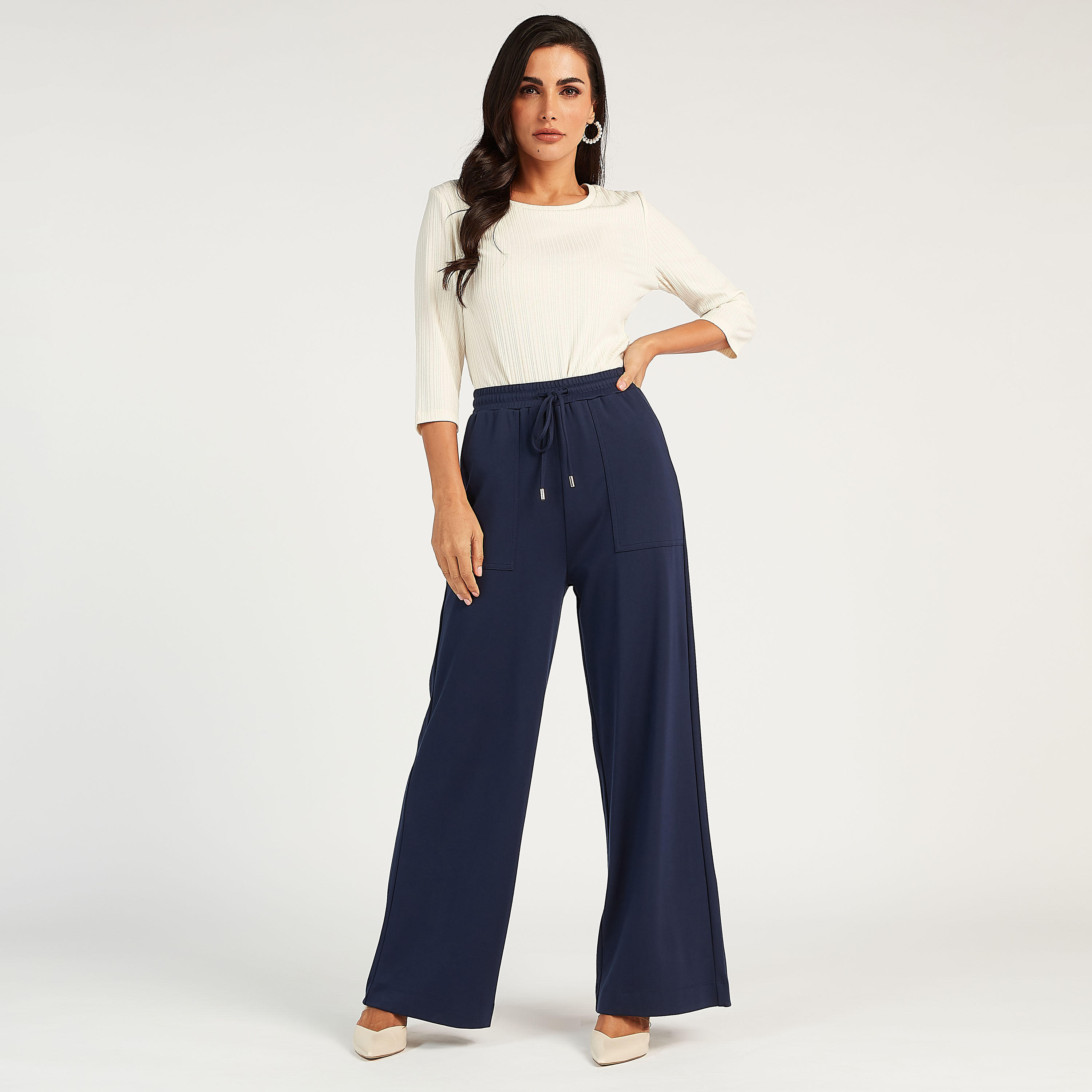 بنطلون سادة بساق واسعة وخصر مطّاطي متوسّط الارتفاع وجيوب-women-clothing-bottoms-trousers-image-2
