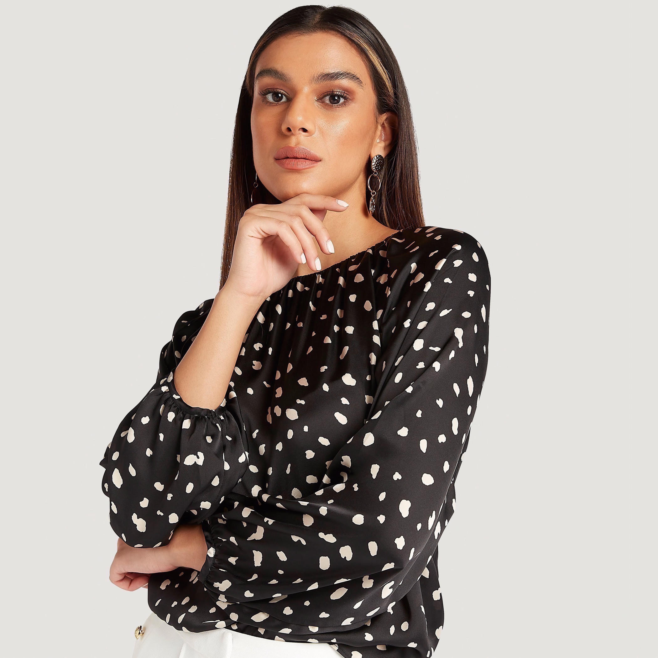 بلوزة بطبعات وأكمام طويلة مغايرة وياقة ضيّقة-women-clothing-shirtsandblouses-blouses-image-3