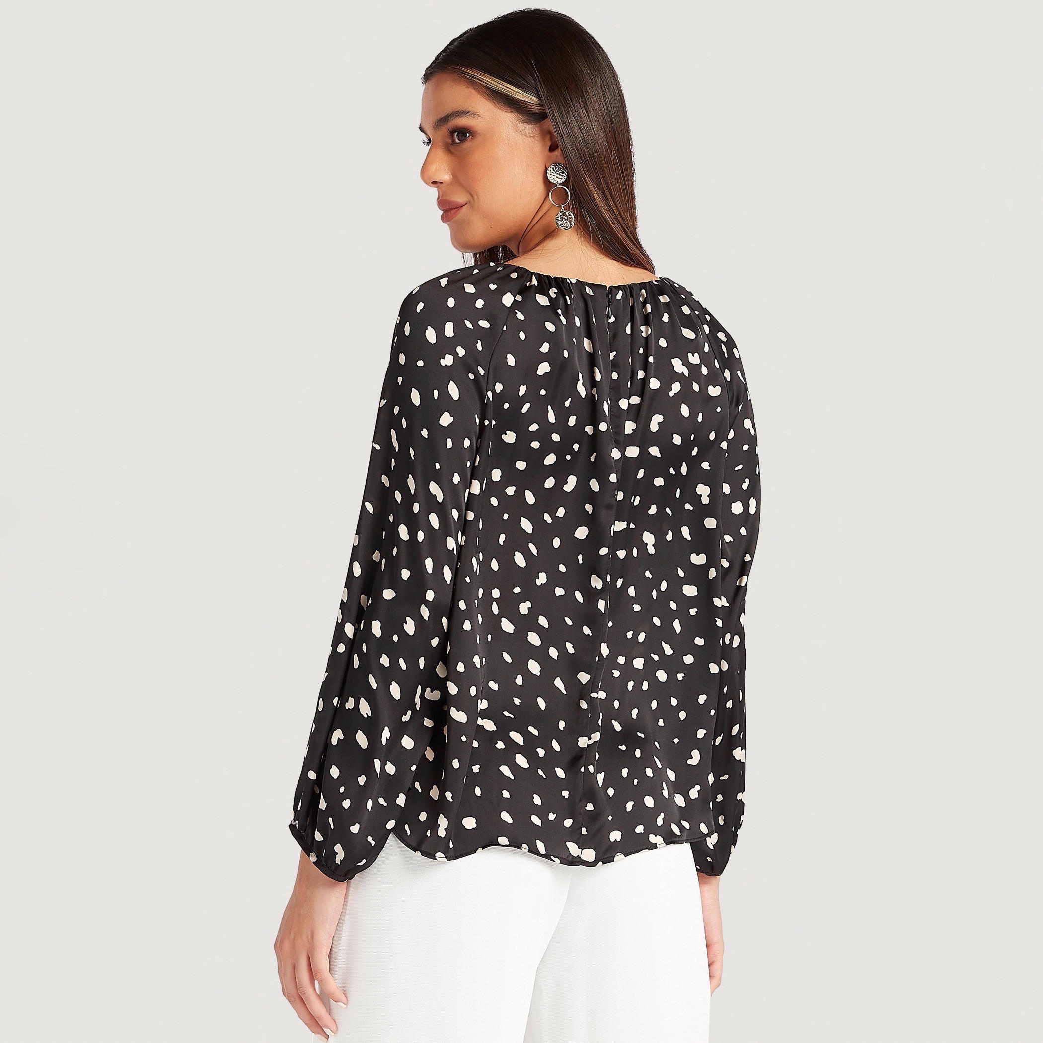 بلوزة بطبعات وأكمام طويلة مغايرة وياقة ضيّقة-women-clothing-shirtsandblouses-blouses-image-2