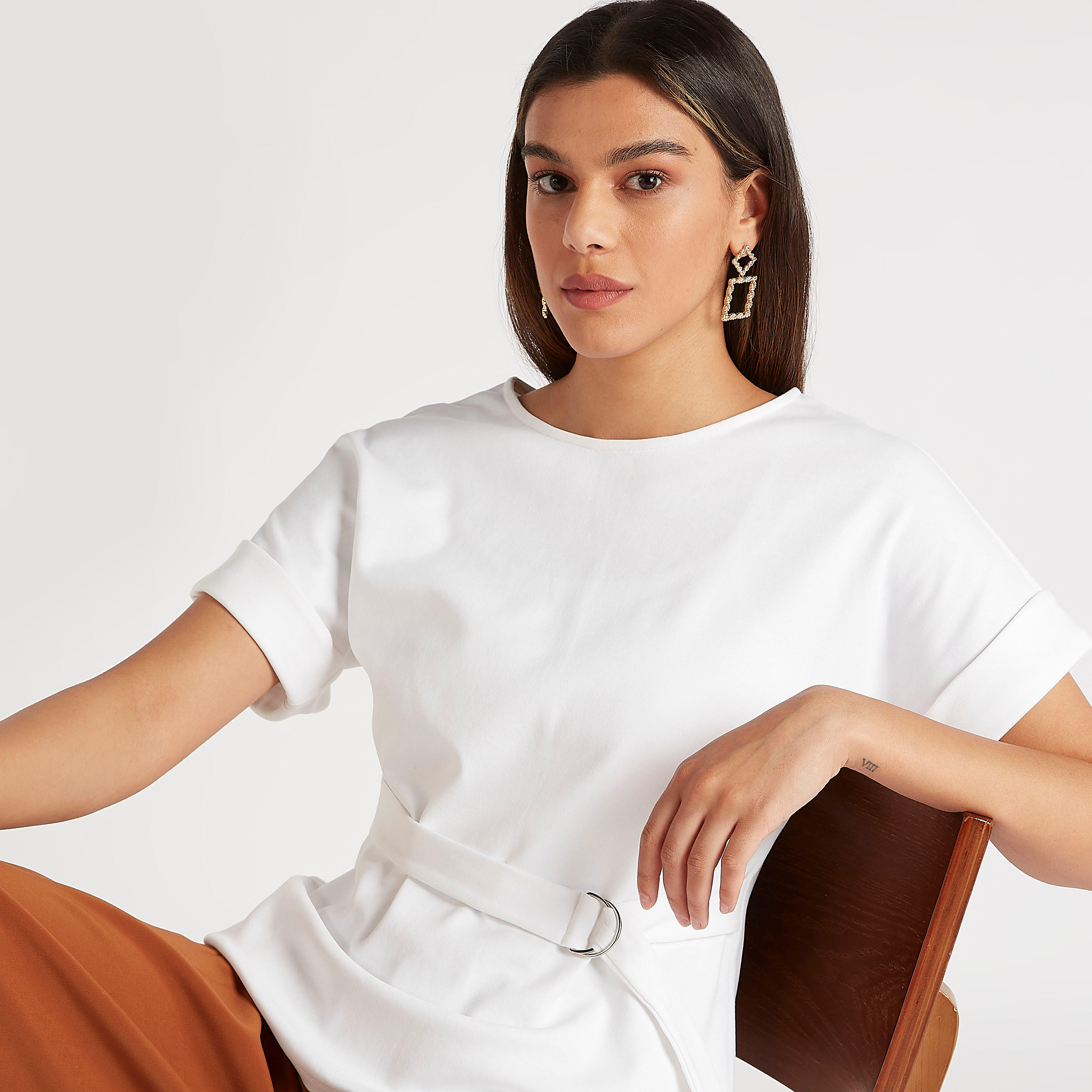بلوزة سادة بياقة مستديرة وأكمام قصيرة وحزام-women-clothing-shirtsandblouses-blouses-image-2