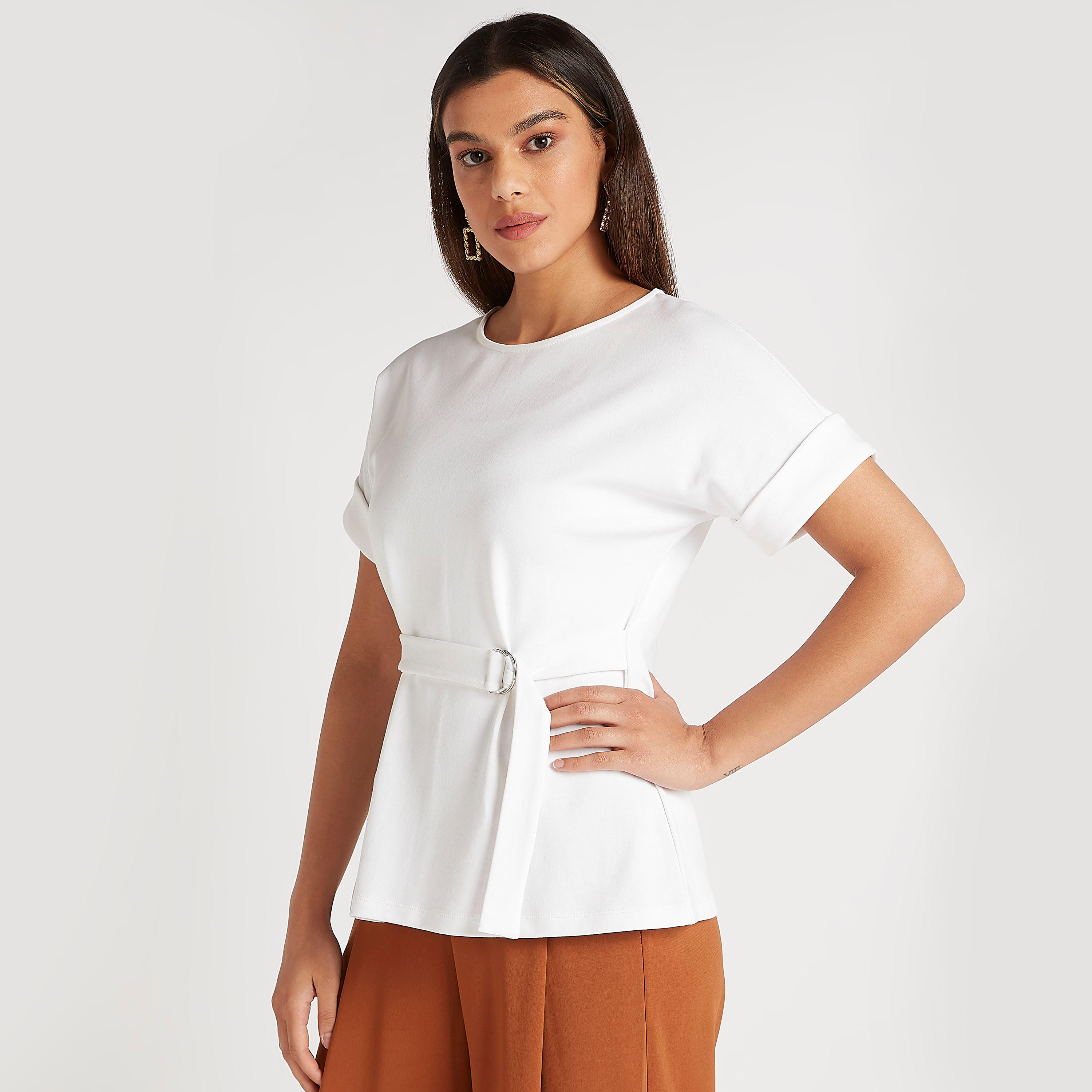 بلوزة سادة بياقة مستديرة وأكمام قصيرة وحزام-women-clothing-shirtsandblouses-blouses-image-1